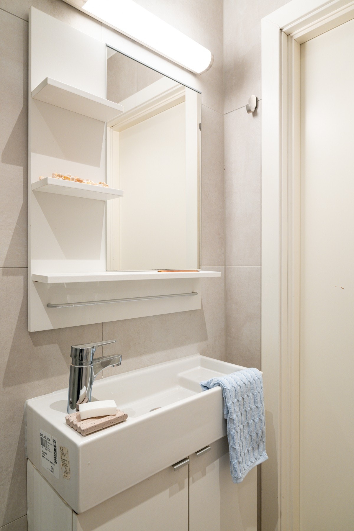 Badet har opplegg for vaskemaskin og varmekabler i gulv. Galleribilde