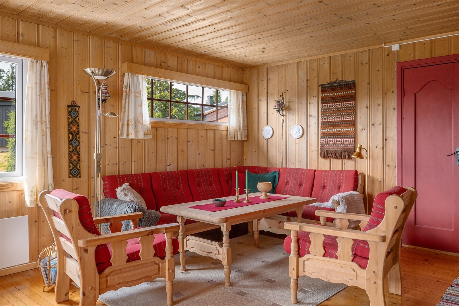 Det kommer god med naturlig lys inn i hytta gjennom vinduer. Galleribilde