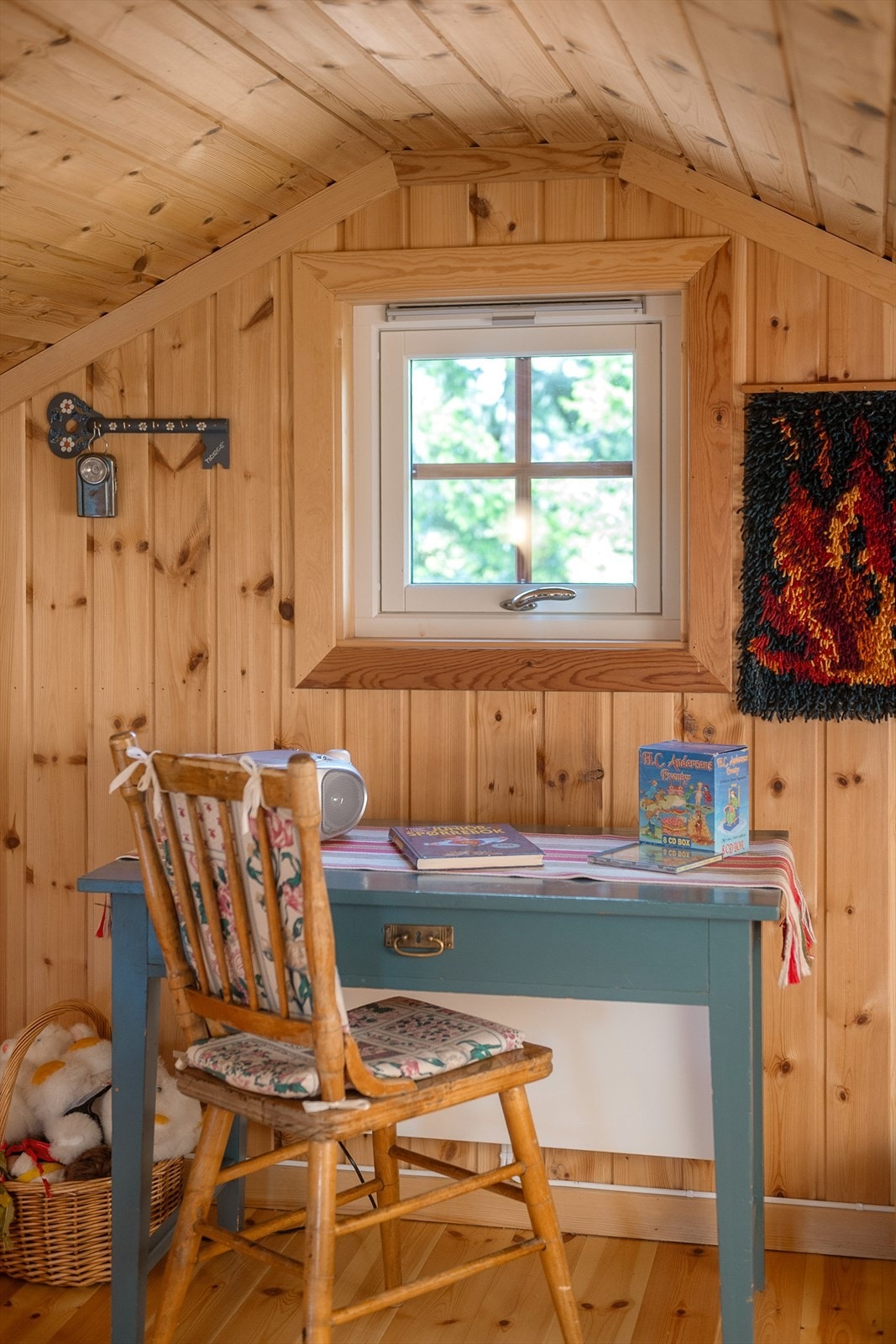 Små vinduer gir dagslys også på hemsen. Galleribilde