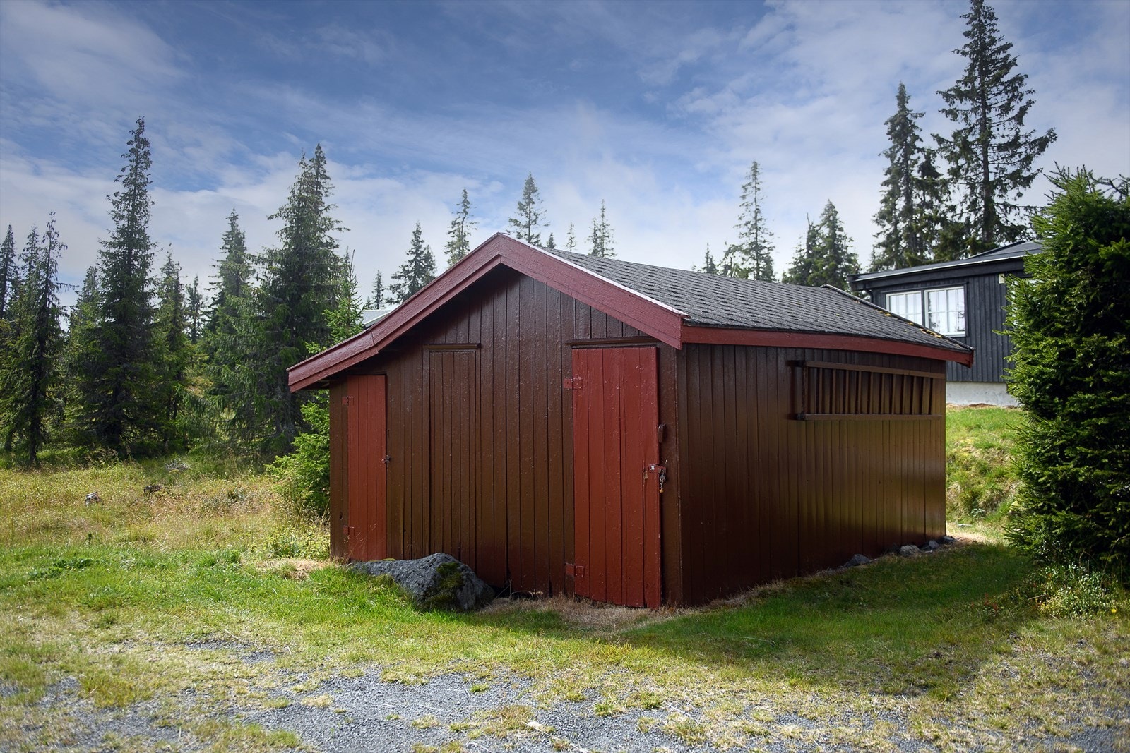 Frittstående uthus for lagring av ved, ski og annet utstyr. Uthuset deles med nabo der denne hytten disponerer en bod. (1/2-part). Uthuset står på denne hyttens matrikkel. Galleribilde