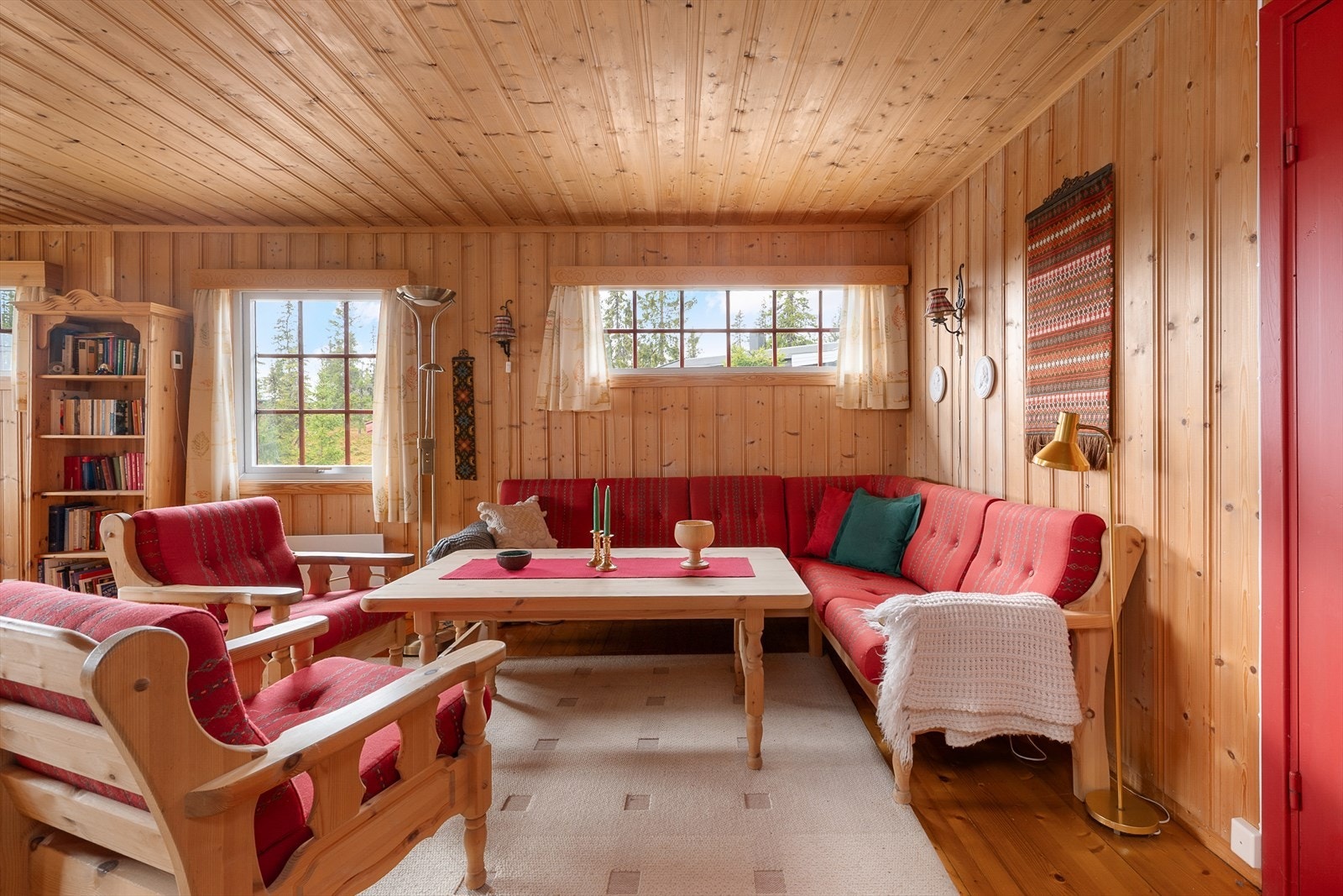 God plass til en romslig sofagruppe i stua. Galleribilde