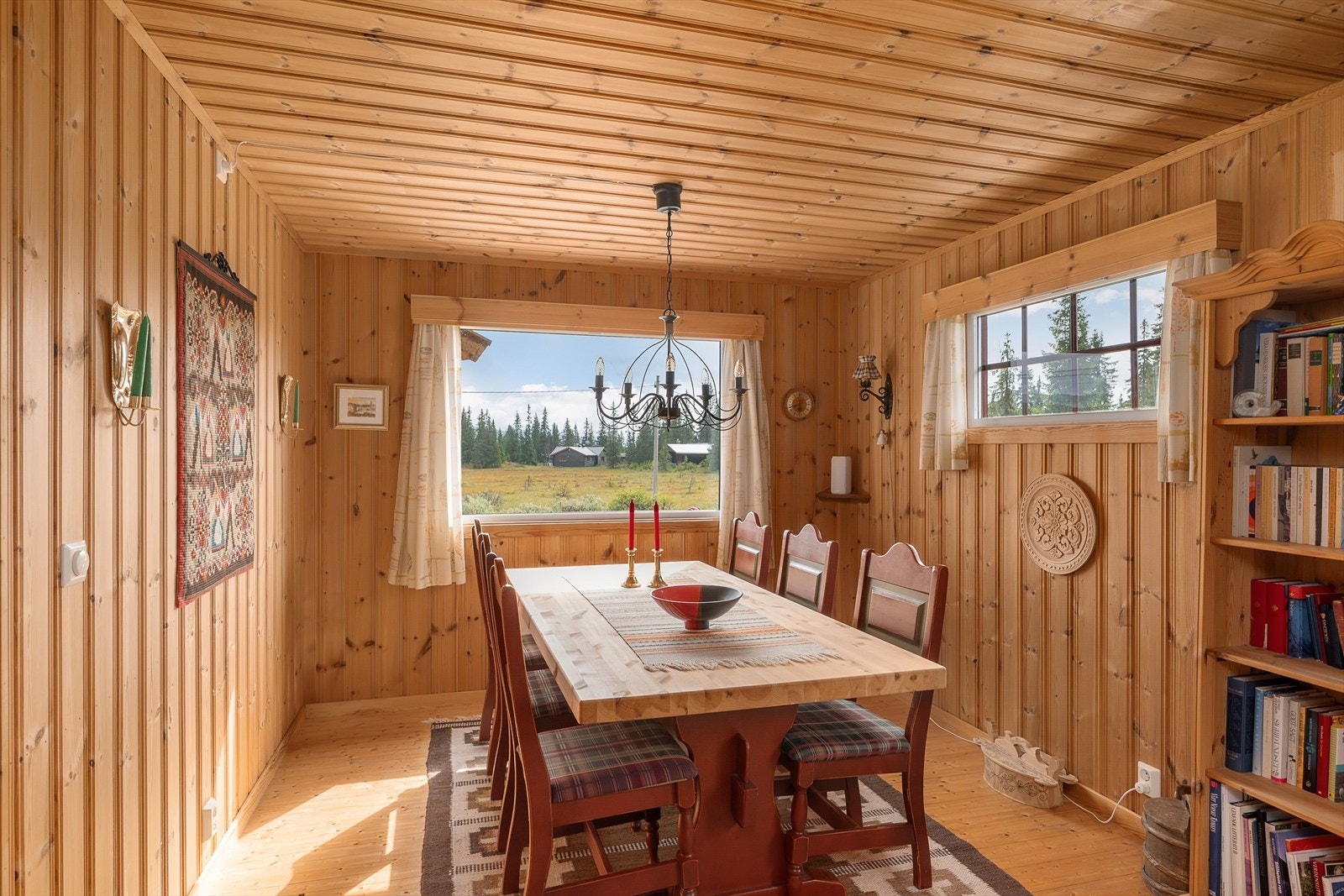 Spisestuen har plass til langbord for felles måltider. Lyst og hyggelig med vinduer på to vegger. Galleribilde