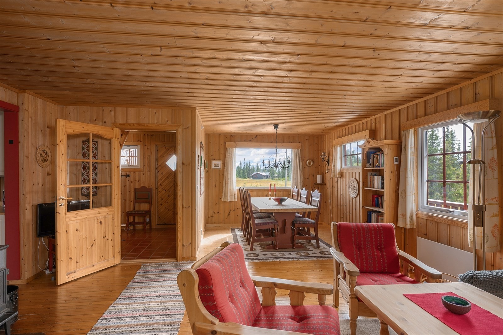 Hytta har et sosialt og åpent oppholdsrom. Galleribilde