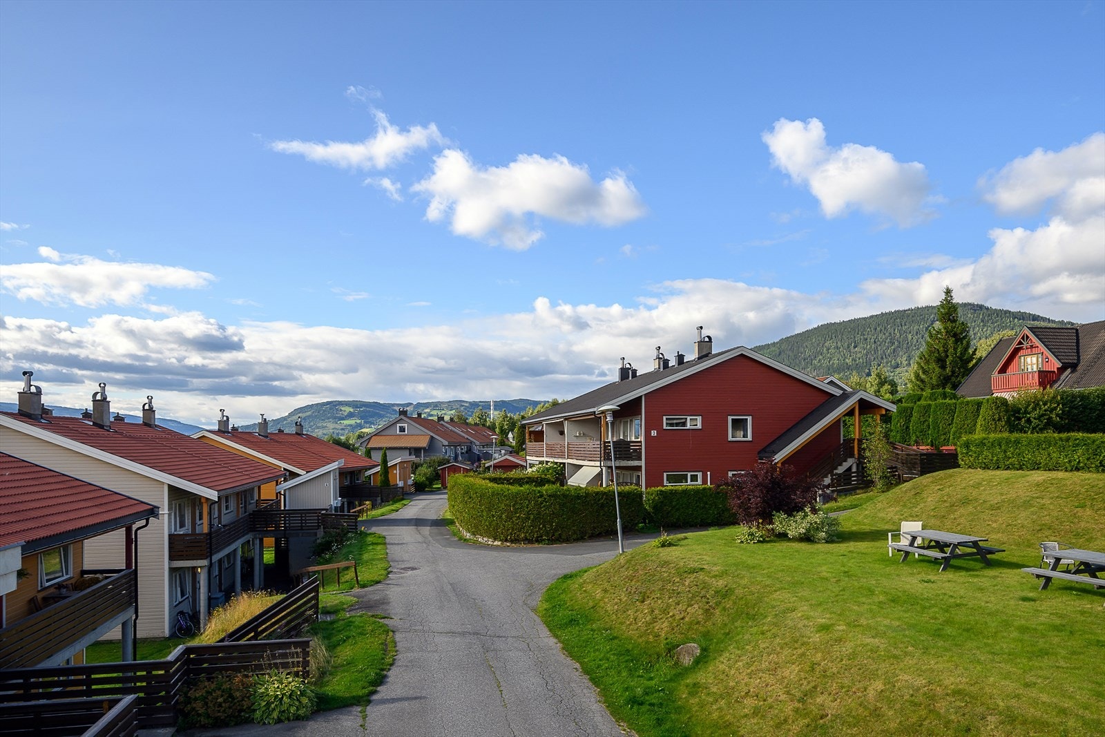 Rolige, asfalterte interne veier i borettslaget. Galleribilde