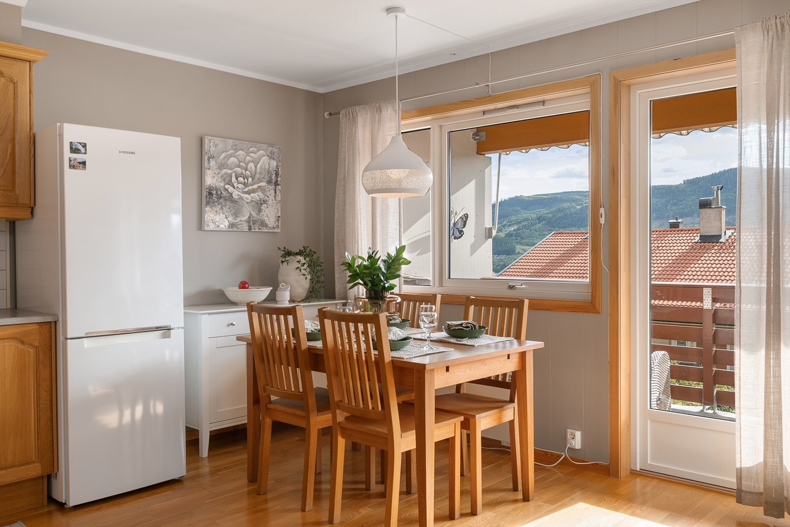 Fra spiseplassen er det direkte utgang til verandaen. Galleribilde