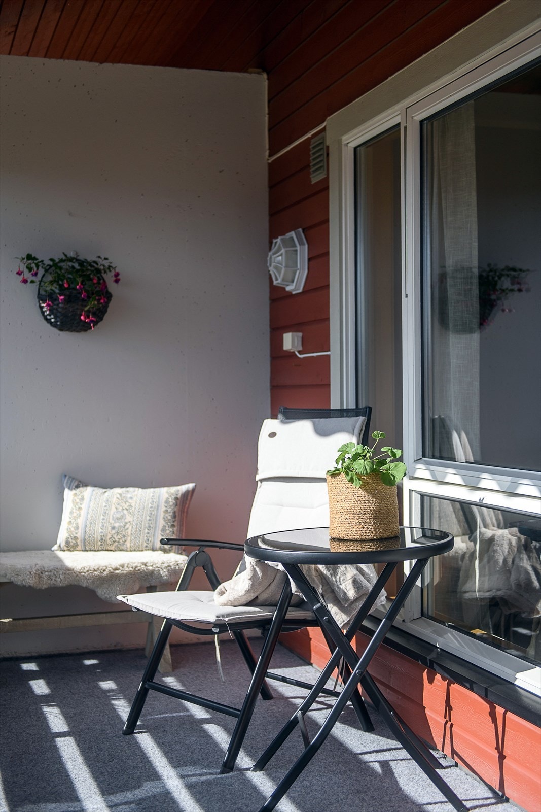 Verandadør med 2-lags glass gir enkel adkomst fra stuen. Galleribilde