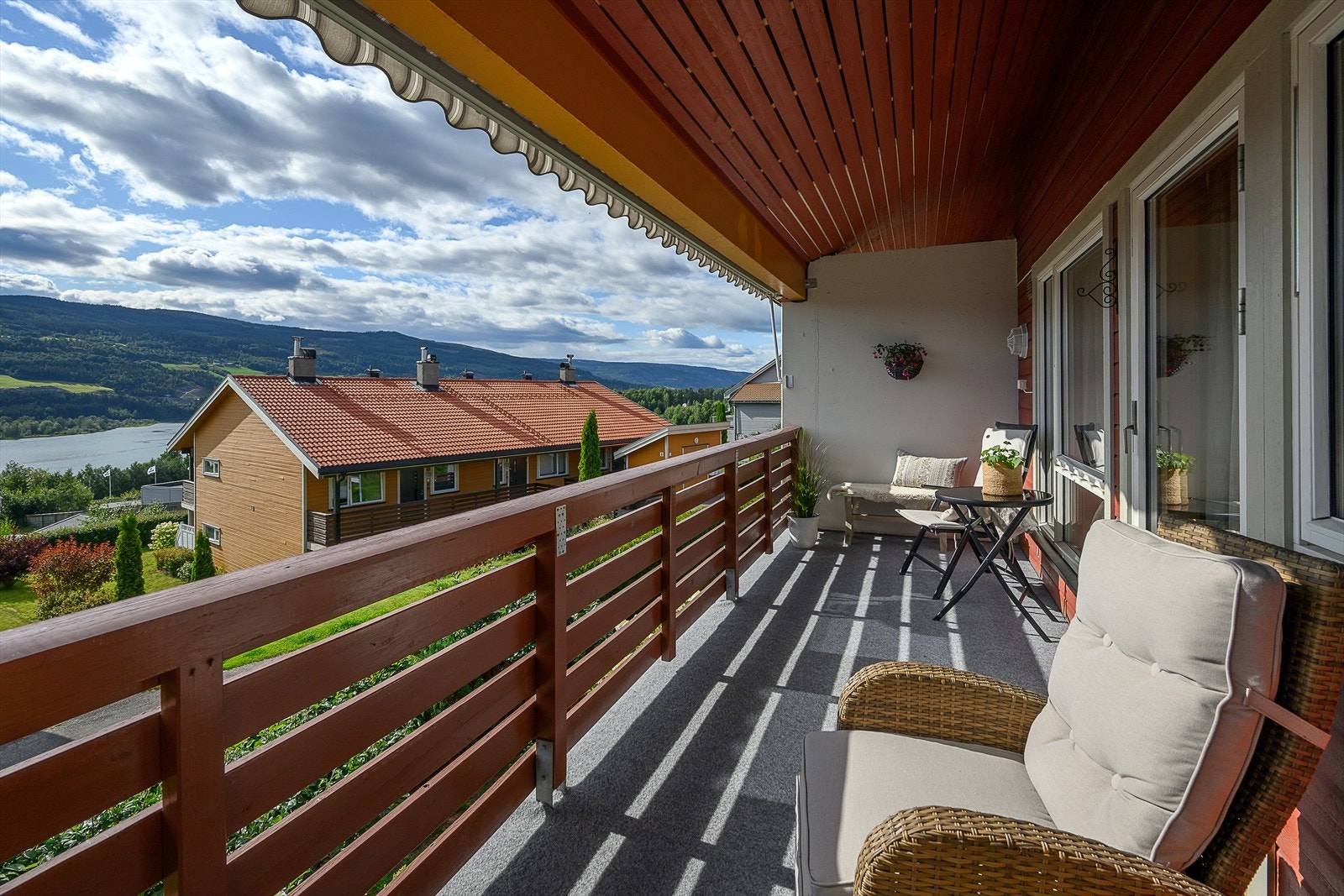 Fra stuen er det utgang til en romslig veranda på 11 m². Galleribilde
