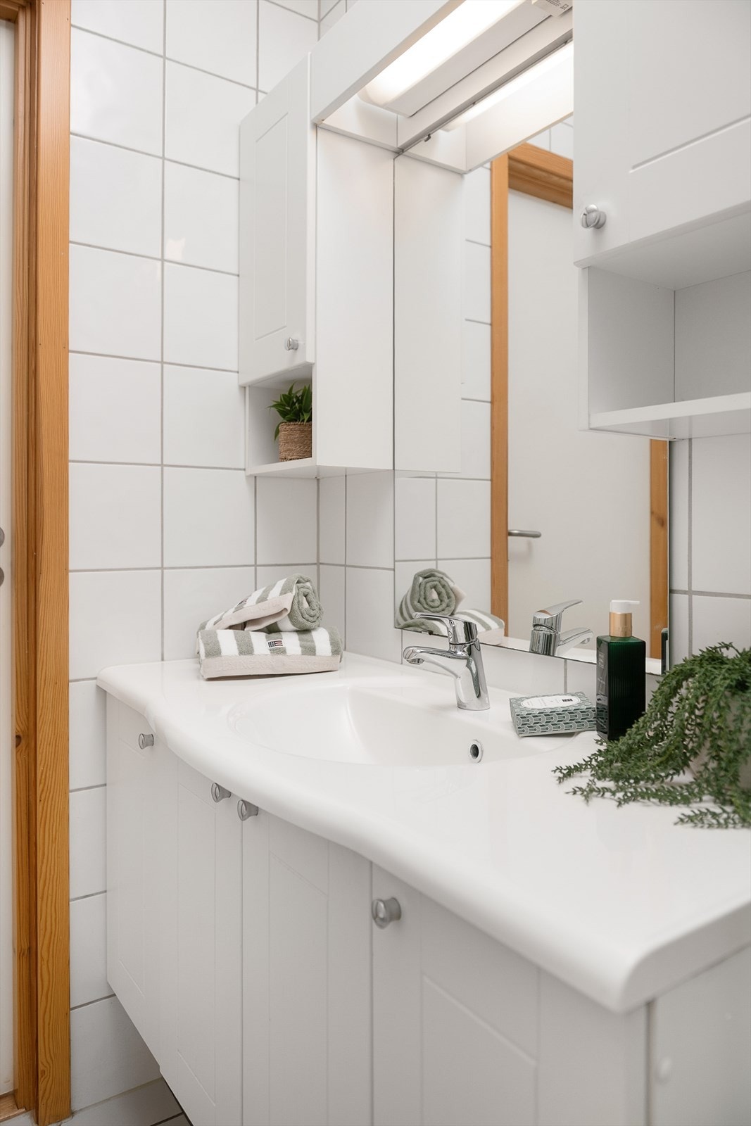 Baderomsinnredning med heldekkende servant og god oppbevaringsplass i skap. Galleribilde