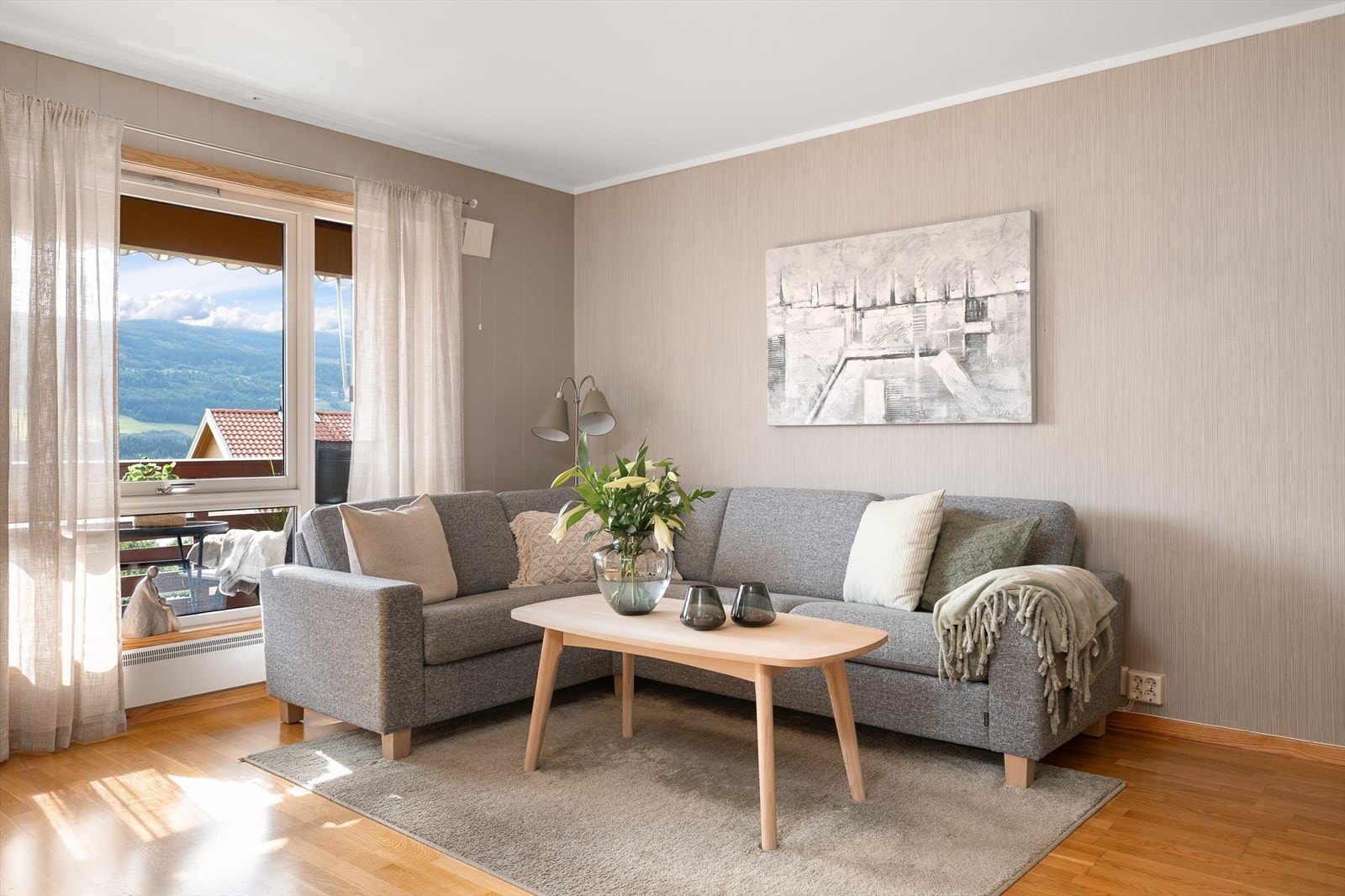 Stuen har god plass til en romslig sofagruppe. Galleribilde