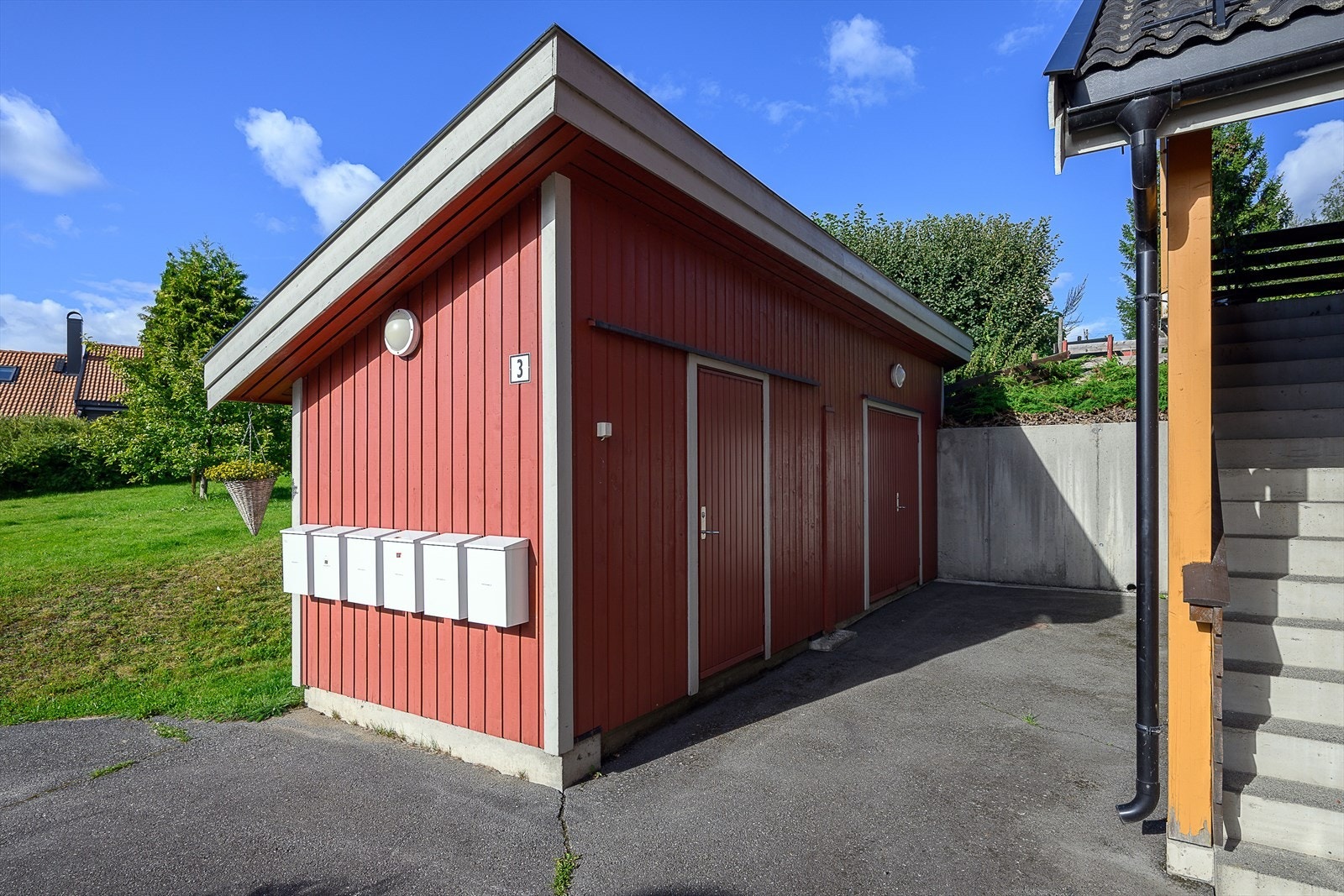 Leiligheten disponerer en bod i felles bodbygg på nordsiden. Galleribilde