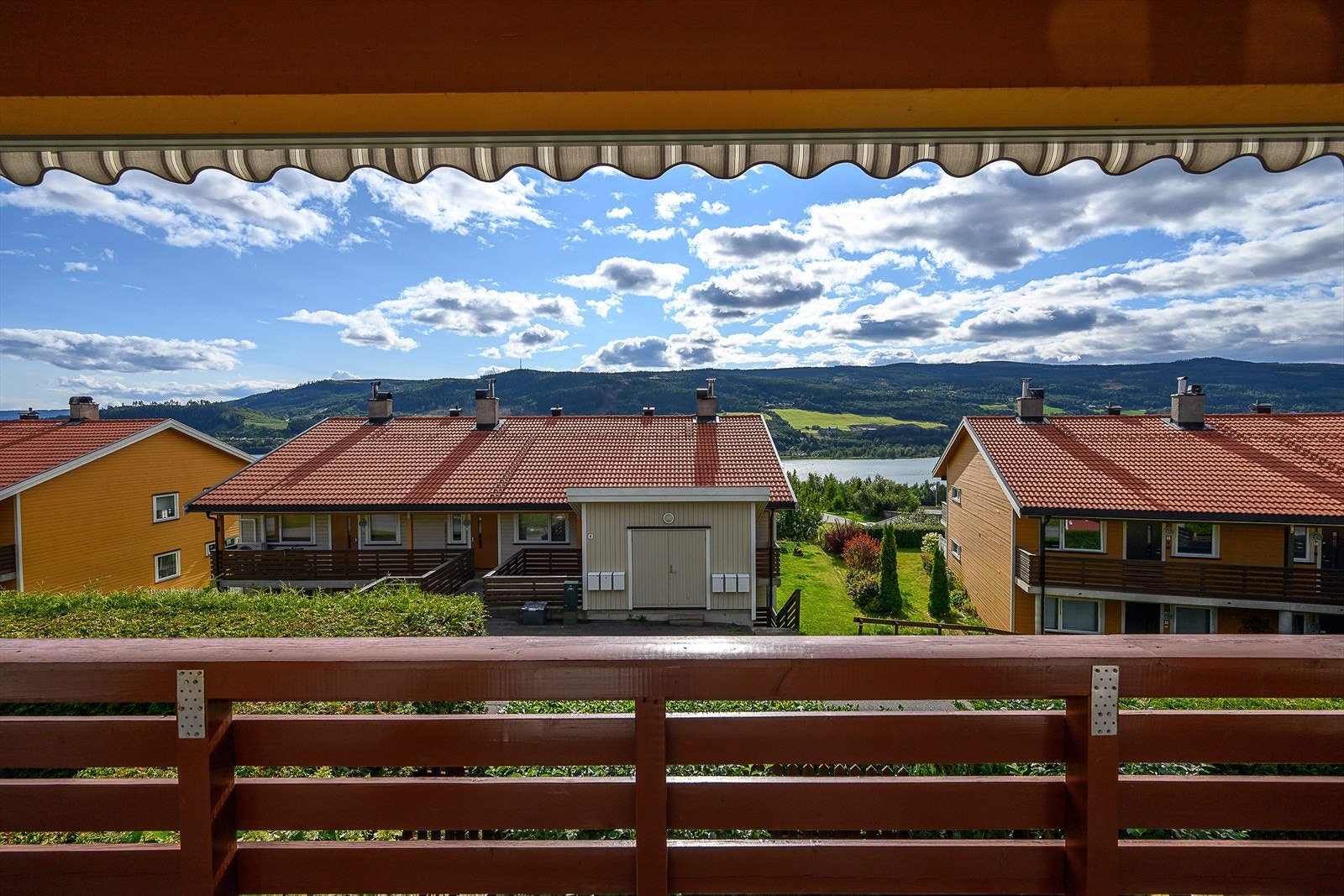 Fra verandaen er det utsikt over nærområdet. Galleribilde