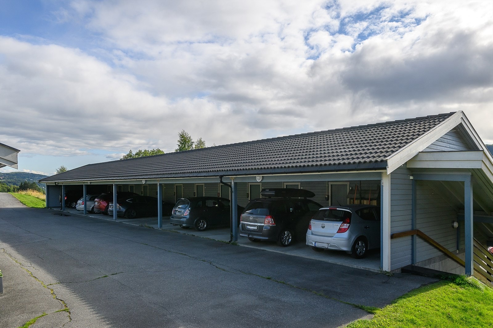 Parkering i felles carportanlegg med tilhørende bod i bakkant. Galleribilde