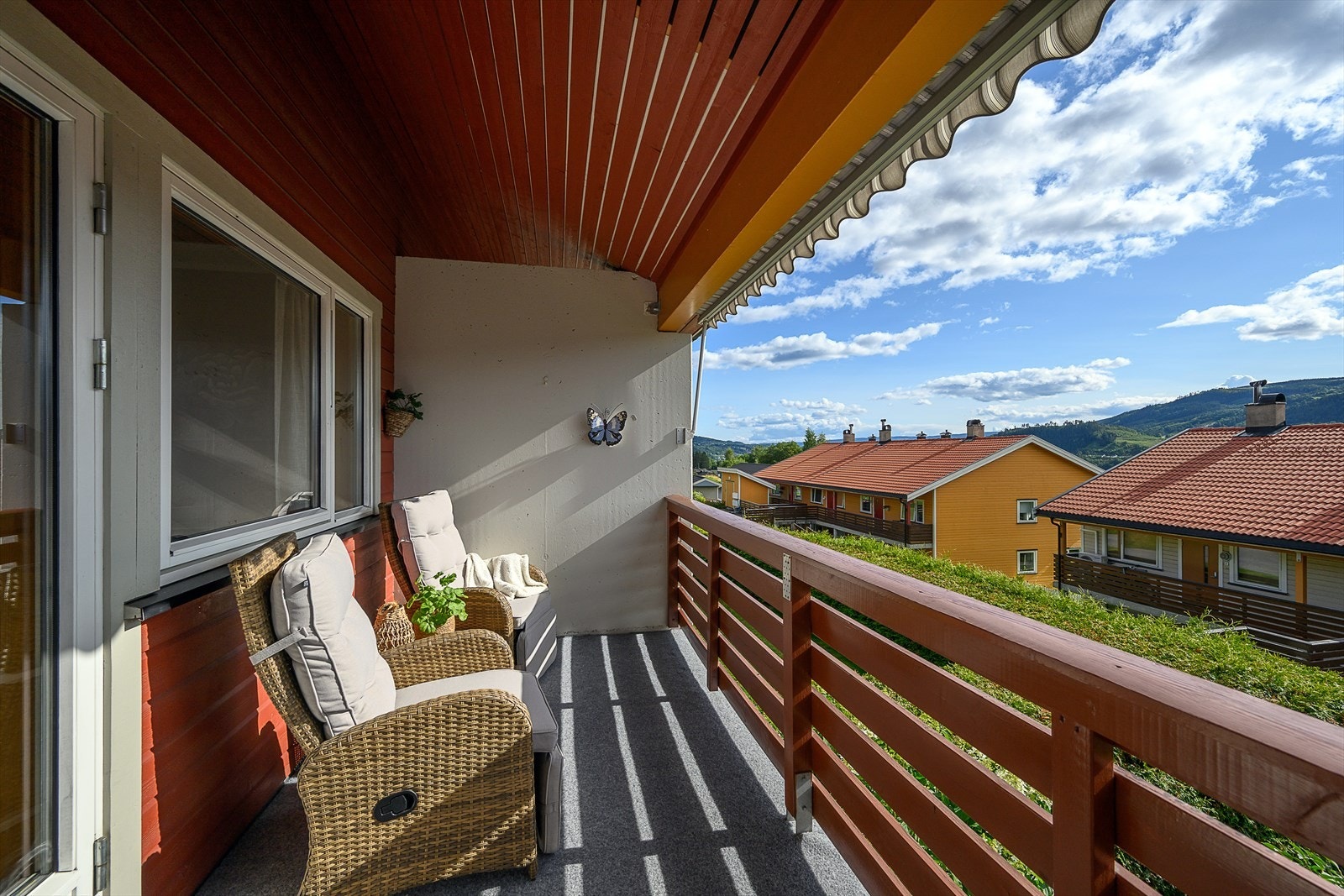 Verandaen har plass til en hyggelig sittegruppe. Galleribilde