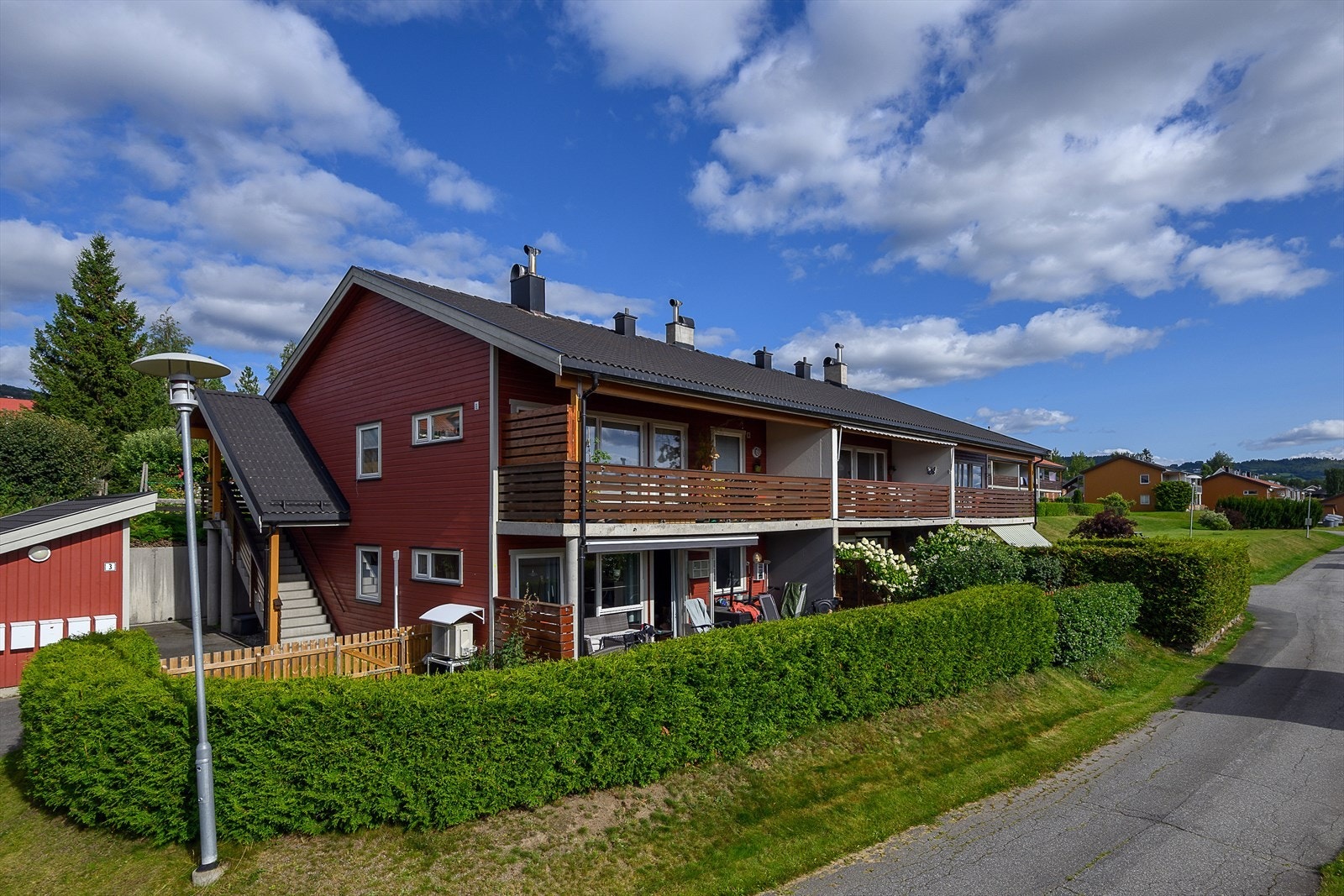 Flermannsbolig beliggende i et fredelig nabolag med naturskjønne omgivelser. Leiligheten har romslig balkong, og velholdte fellesområder rundt. Galleribilde