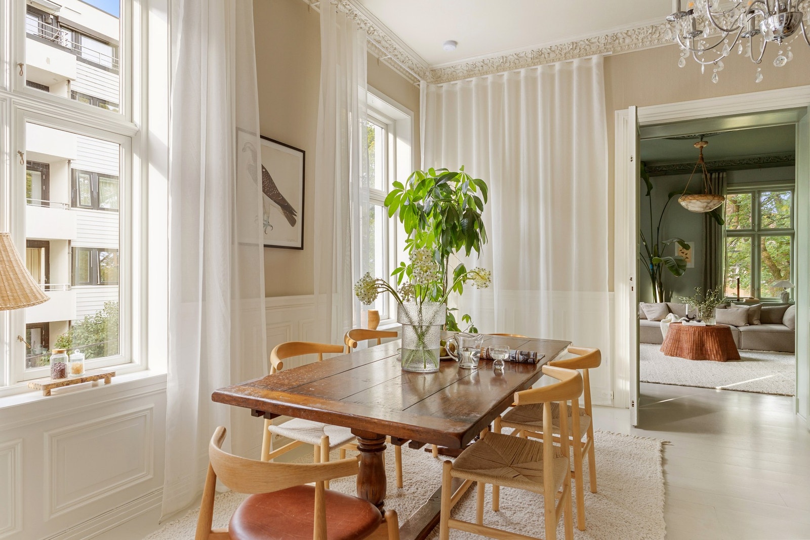 Ved kjøkkenet er det god plass til stort spisebord hvor hele familien og gjester kan samles. Galleribilde