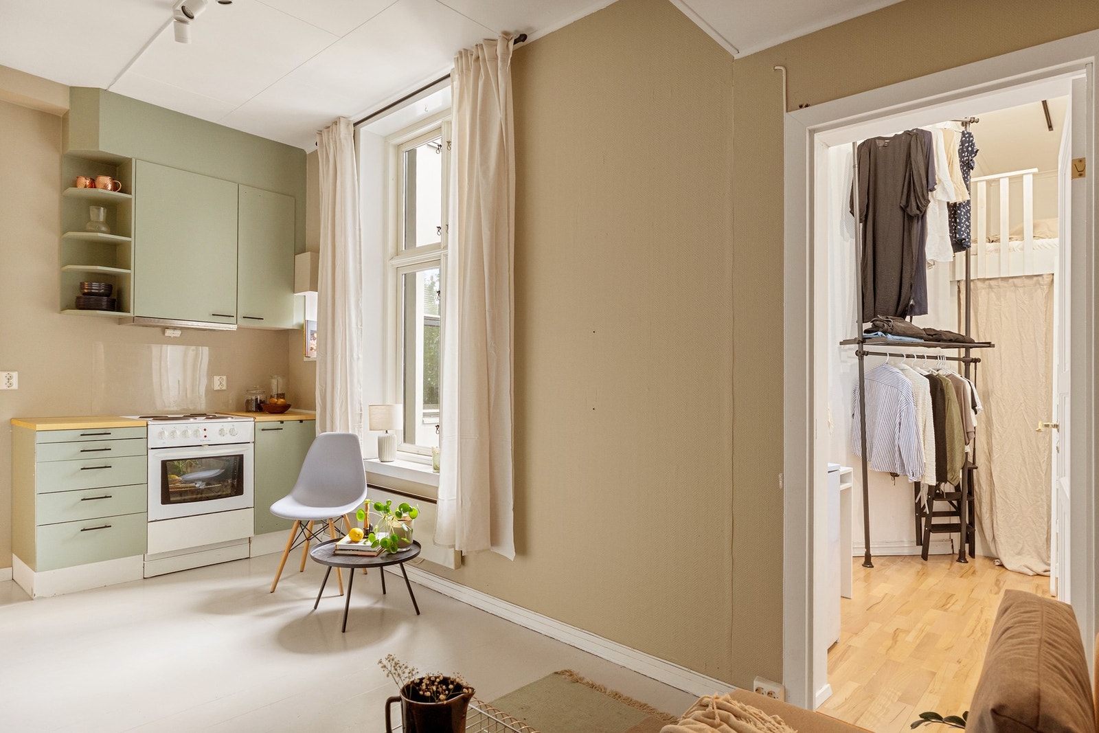 Det er også installert kjøkkenventilator med kullfilter, komfyrvakt og aquastop/lekkasjevarsler. Badet er av eldre dato og innredet med servant, toalett og dusjkabinett. Galleribilde