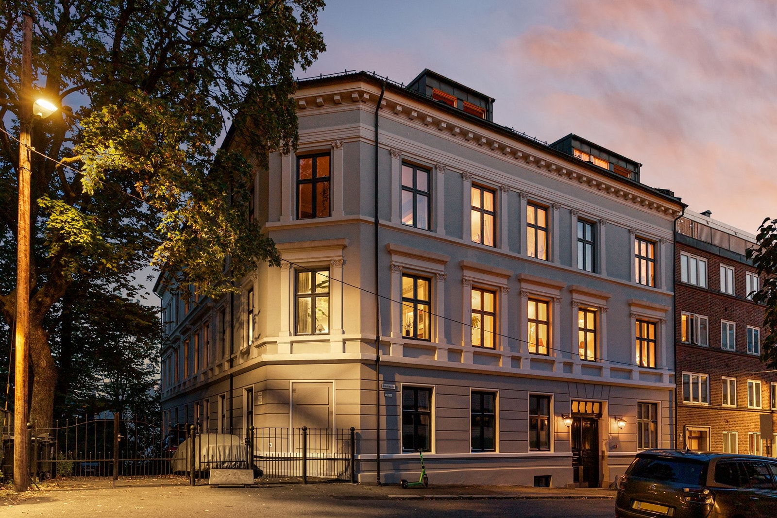 Leiligheten har en rolig beliggenhet i blindgate. Hjørneleilighet i byggets 2. etasje. Galleribilde
