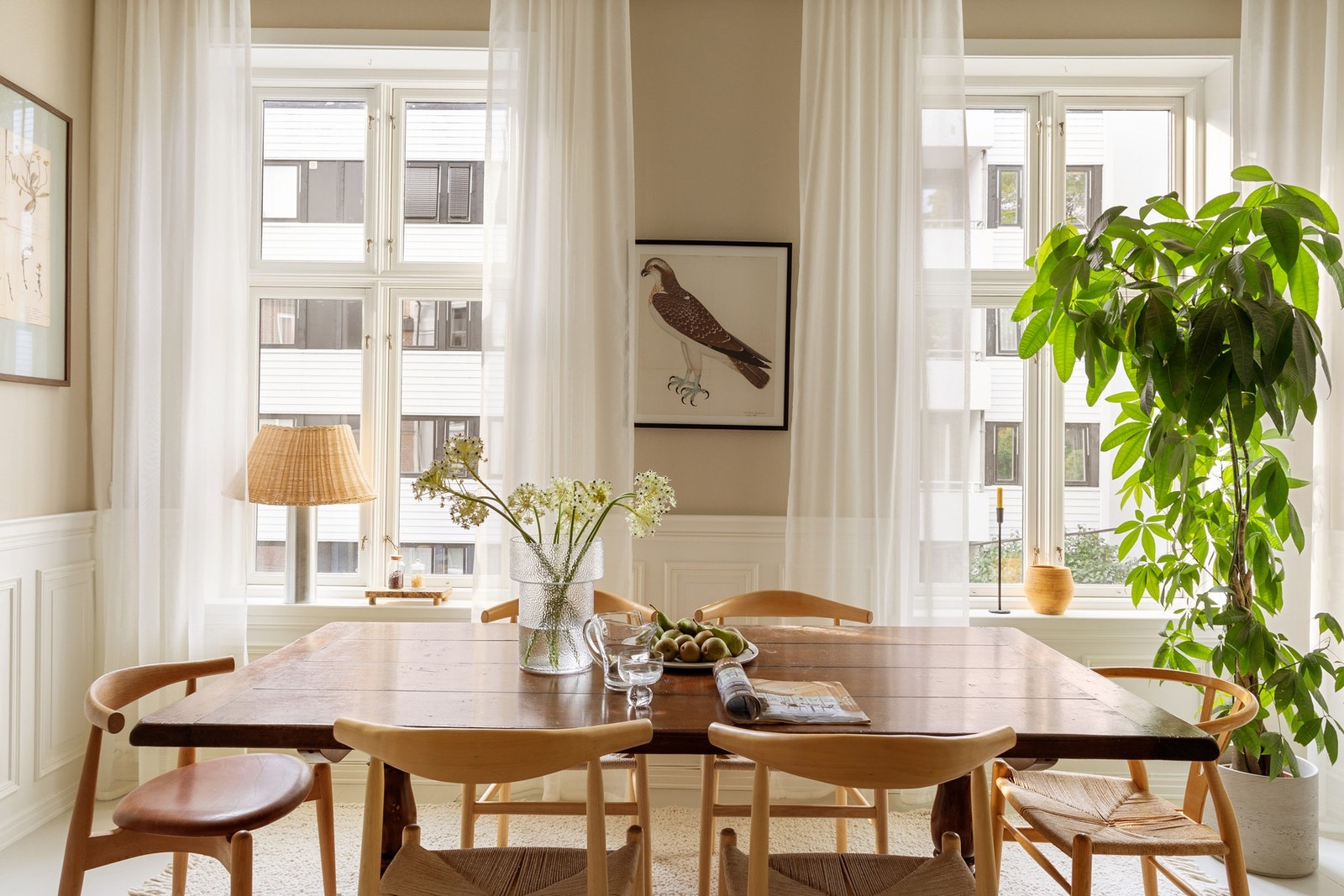 Spiseområde er etablert ved de store vindusflatene, som gir en innbydende atmosfære og stemning. Galleribilde
