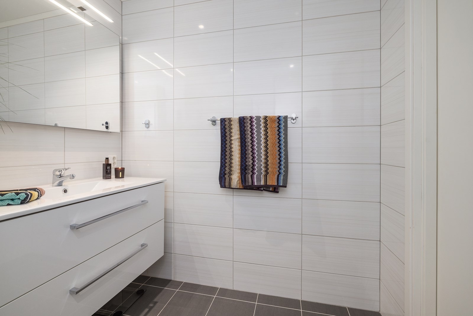 Baderomsinnredning på 100 cm med underskap og speil med integrert LED-belysning. Galleribilde