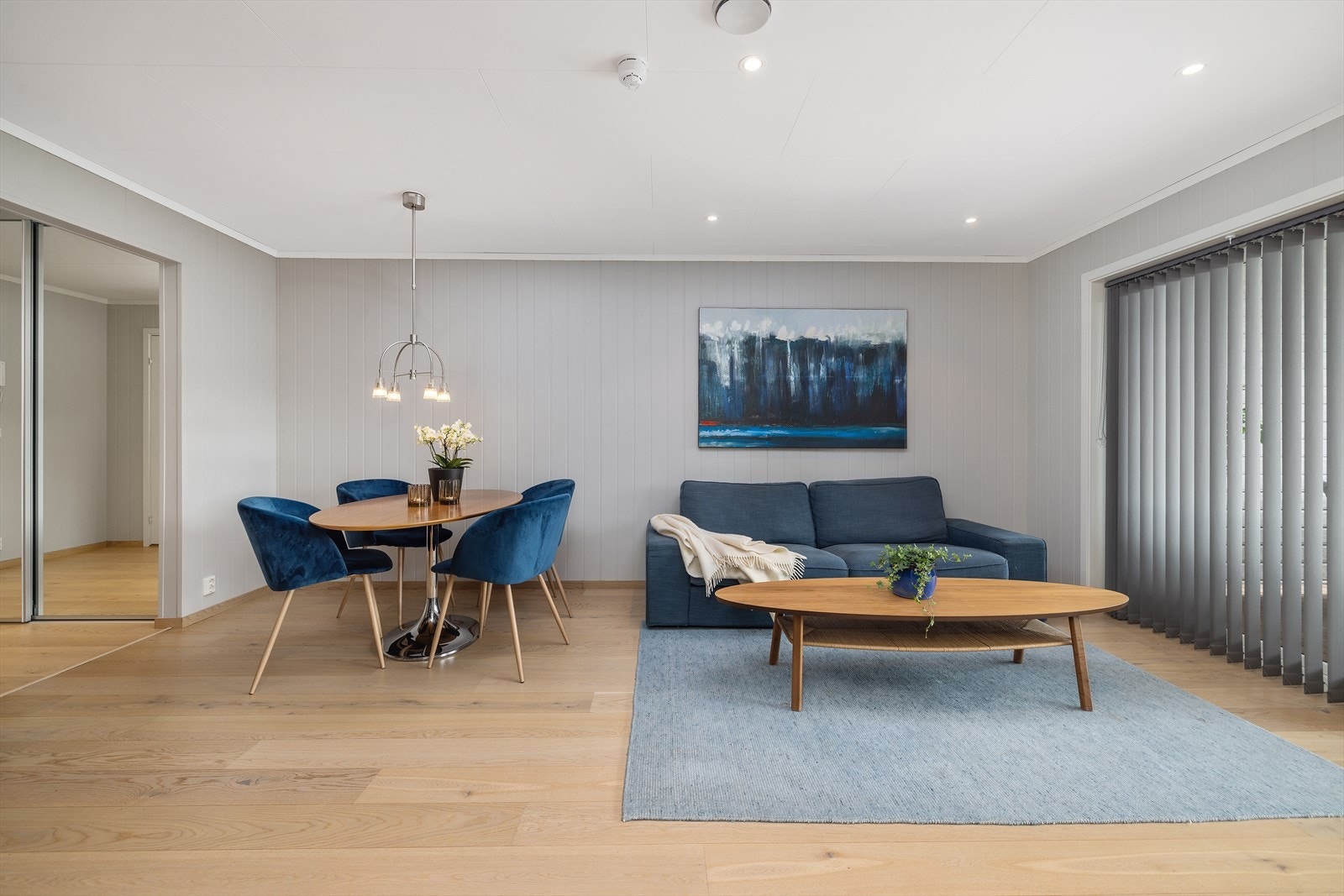 Stuen har god plass til både sofagruppe og spisebord. Galleribilde