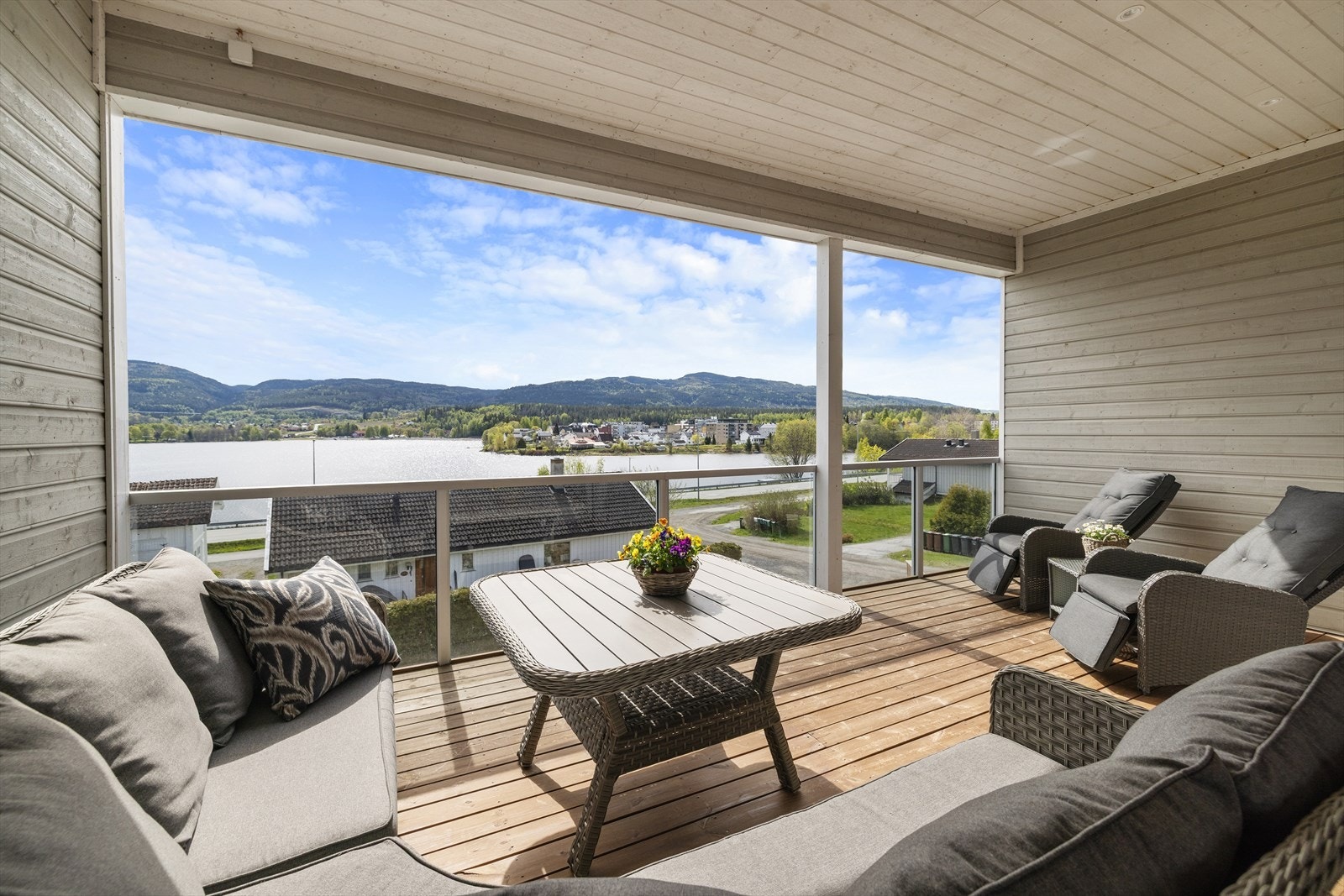 Stor, overbygget og østvendt terrasse på ca. 21 m² med utsikt over Randsfjorden. Galleribilde
