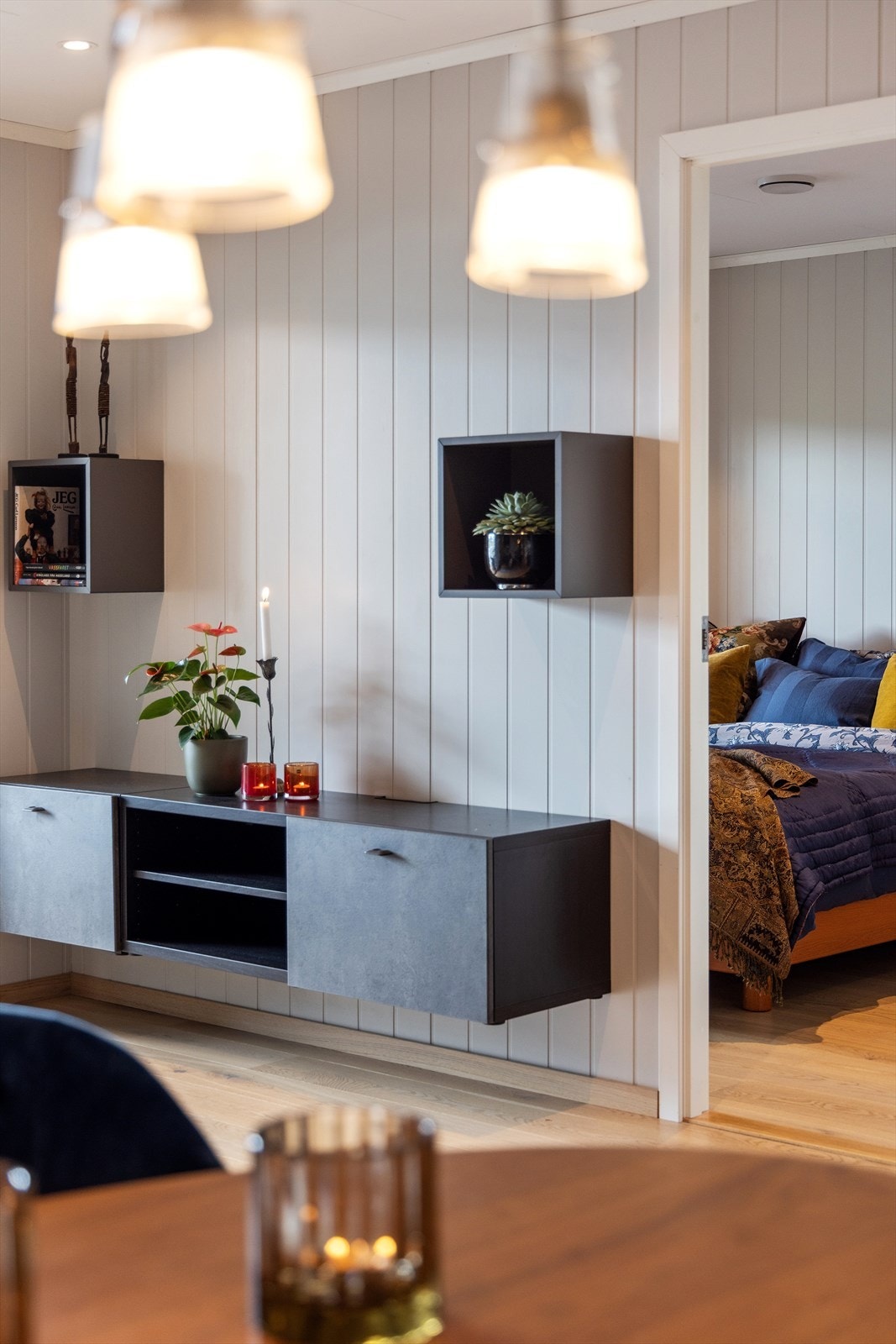 Gjennomgående parkett og malte veggplater skaper en helhetlig stil i leiligheten. Galleribilde