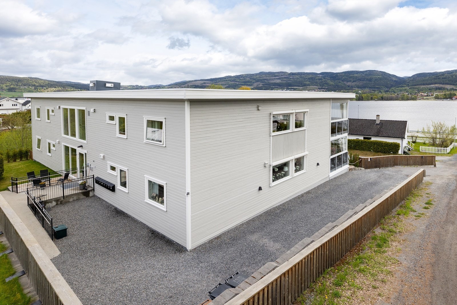 Et moderne boligbygg fra 2017, isolert i henhold til TEK10-standarden. Eiendommen ligger sentralt og solrikt til med utsikt over Randsfjorden. Galleribilde