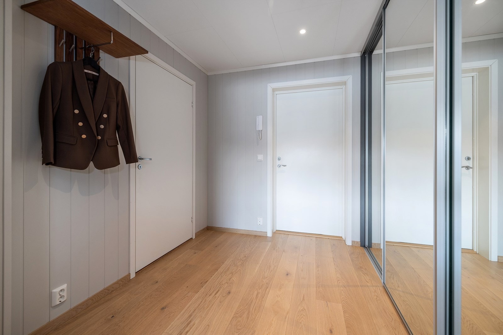 Entré med skyvedørsgarderobe for effektiv oppbevaring. Gulvet i gangen ble byttet etter 2021. Galleribilde