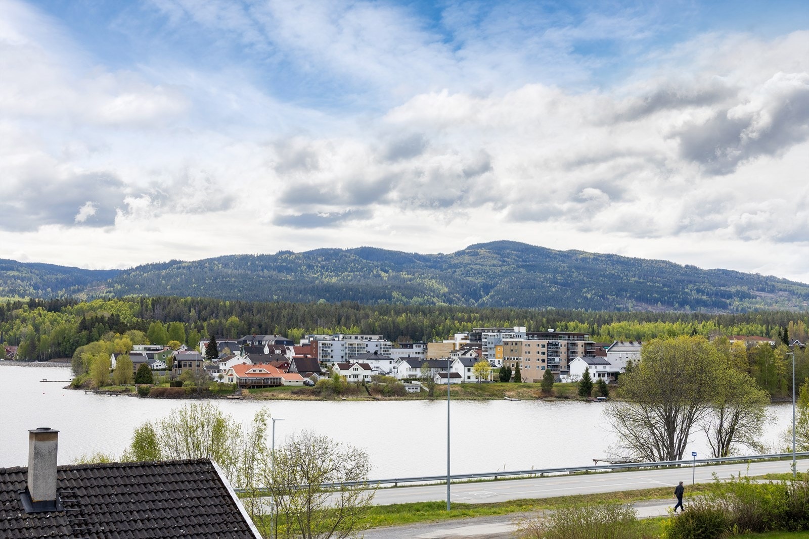 Fra eiendommen er det utsikt mot Jevnaker sentrum og Randsfjorden. Galleribilde