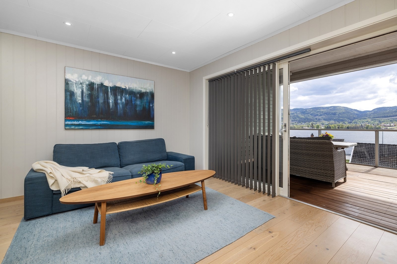 Fjerdingstad skyvedør i stuen gir rikelig med lys og enkel tilgang til terrassen. Galleribilde