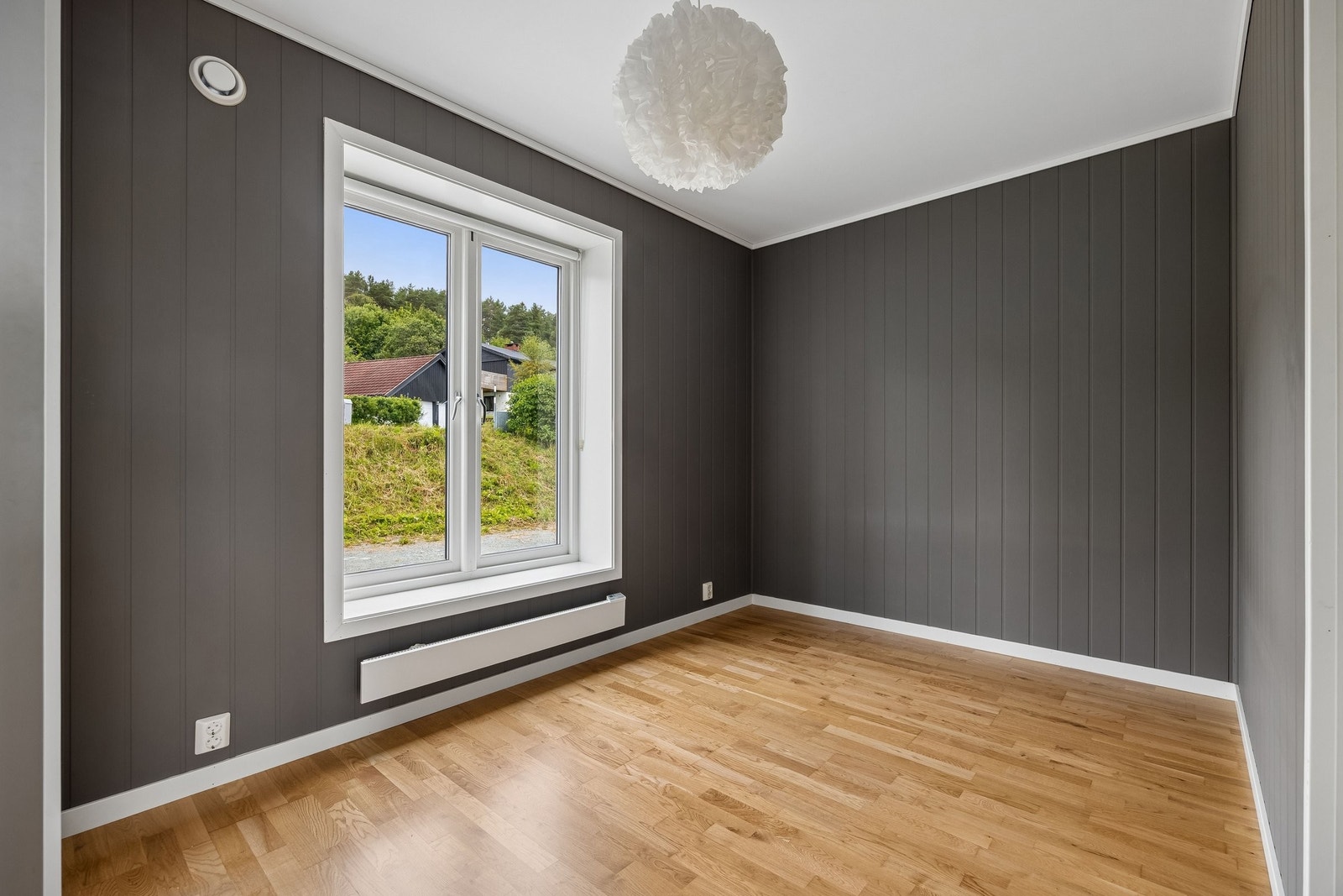 Hovedsoverom på 10 m² med walk-in og god plass til dobbeltseng med nattbord på hver side. Galleribilde
