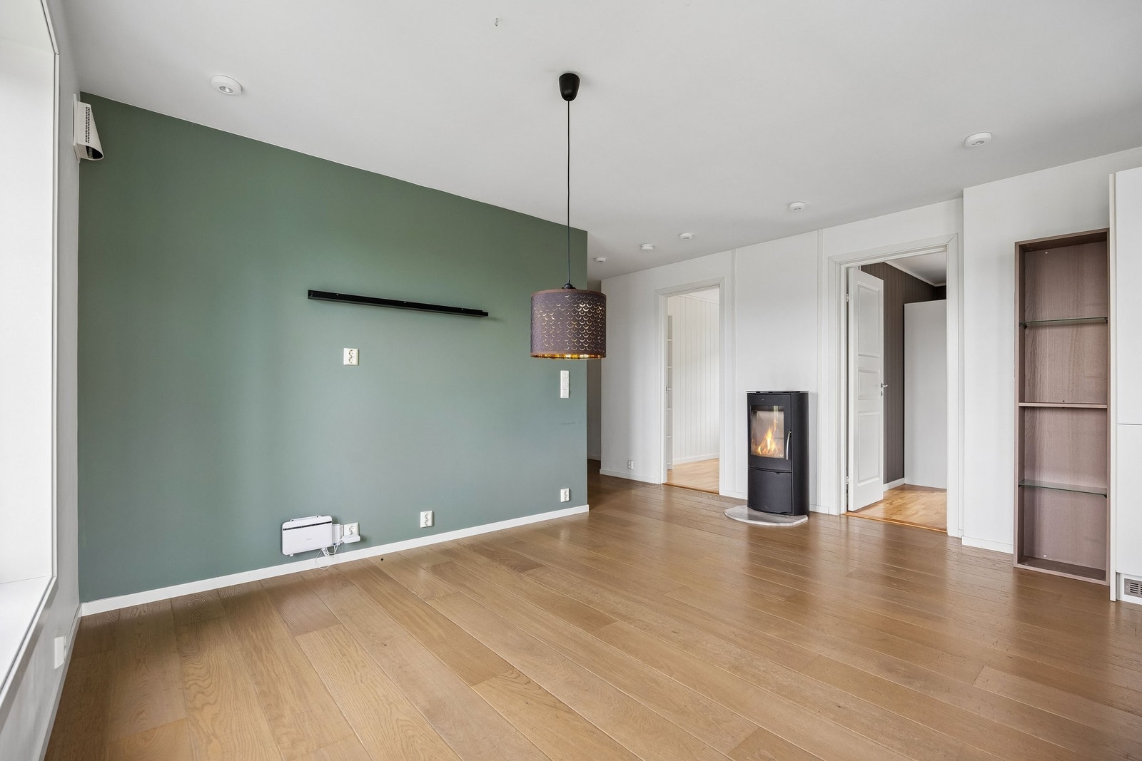 Romslig stue med god plass til sofagruppe og TV. Galleribilde