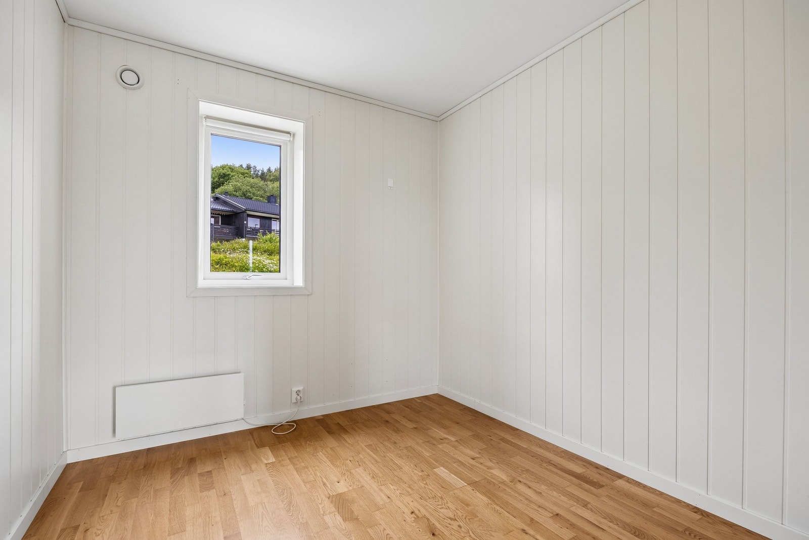 Soverom 2 er på 7.7 m². Galleribilde