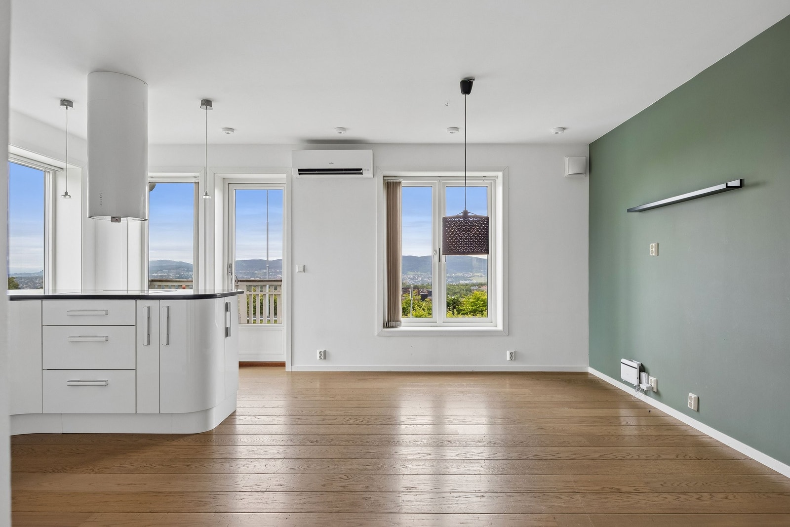 Fra stuen kan du nyte utsikten over Trondheim. Galleribilde