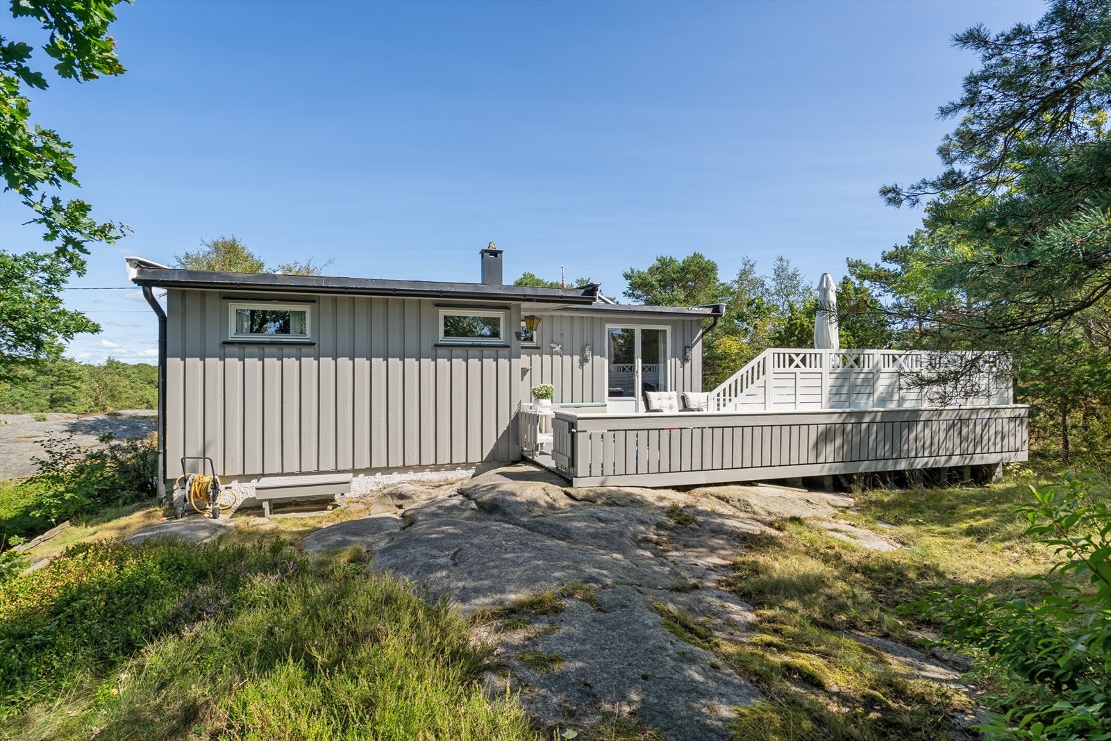 Eiendommen er omkranset av furuskog og svaberg, med kort gangavstand til sjøen. Galleribilde