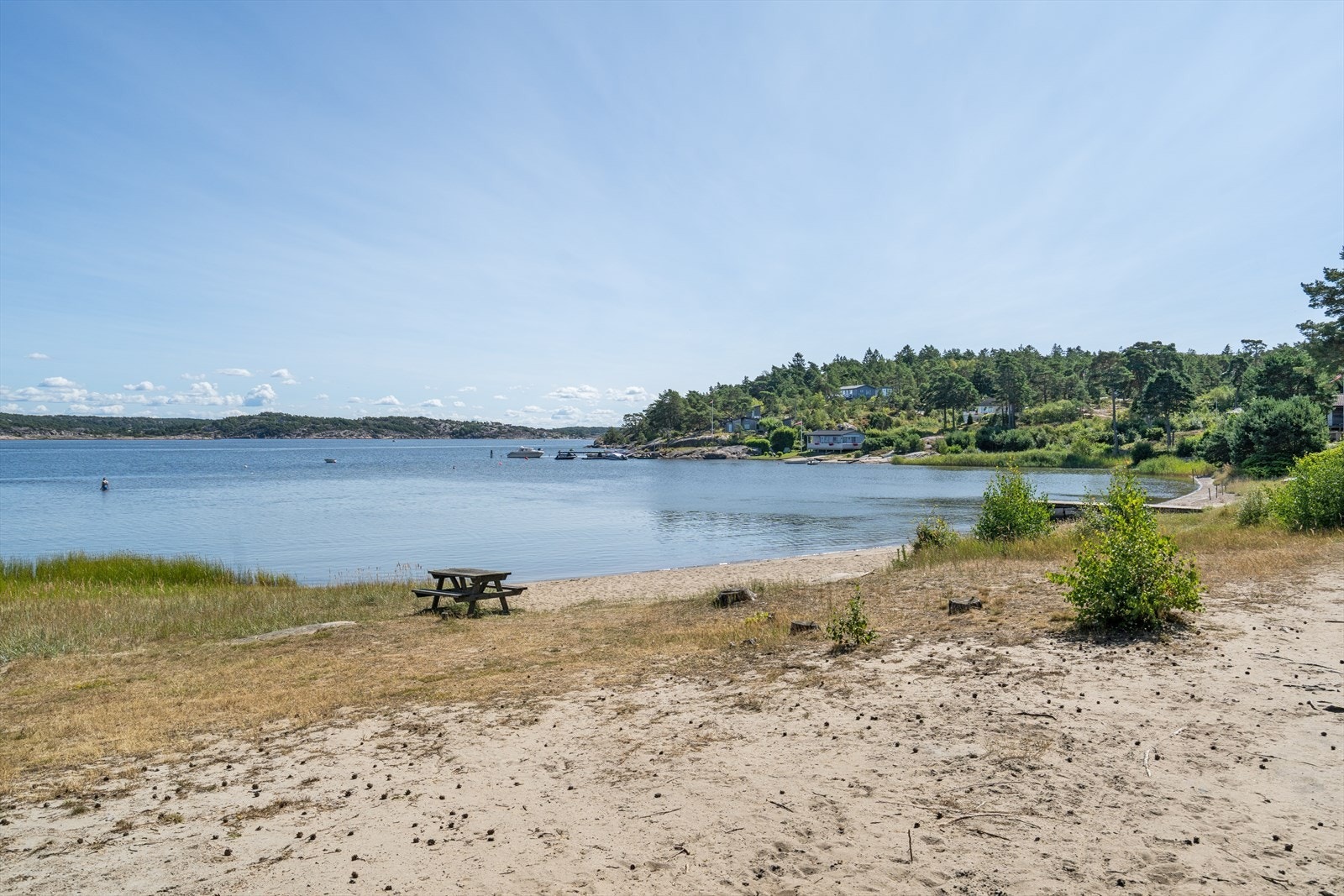 Kort gangavstand til sjøen og lune badeviker. Galleribilde
