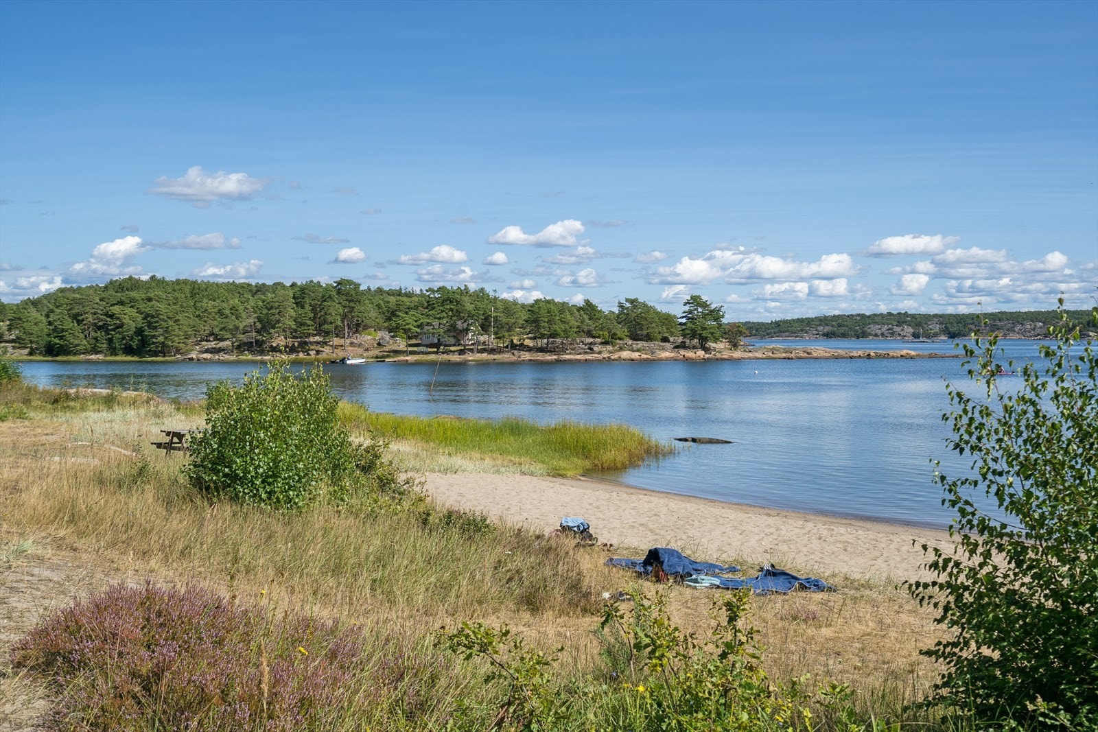 Nærområdet byr på flere fine badeplasser, som Døvika og Brattestø. Galleribilde