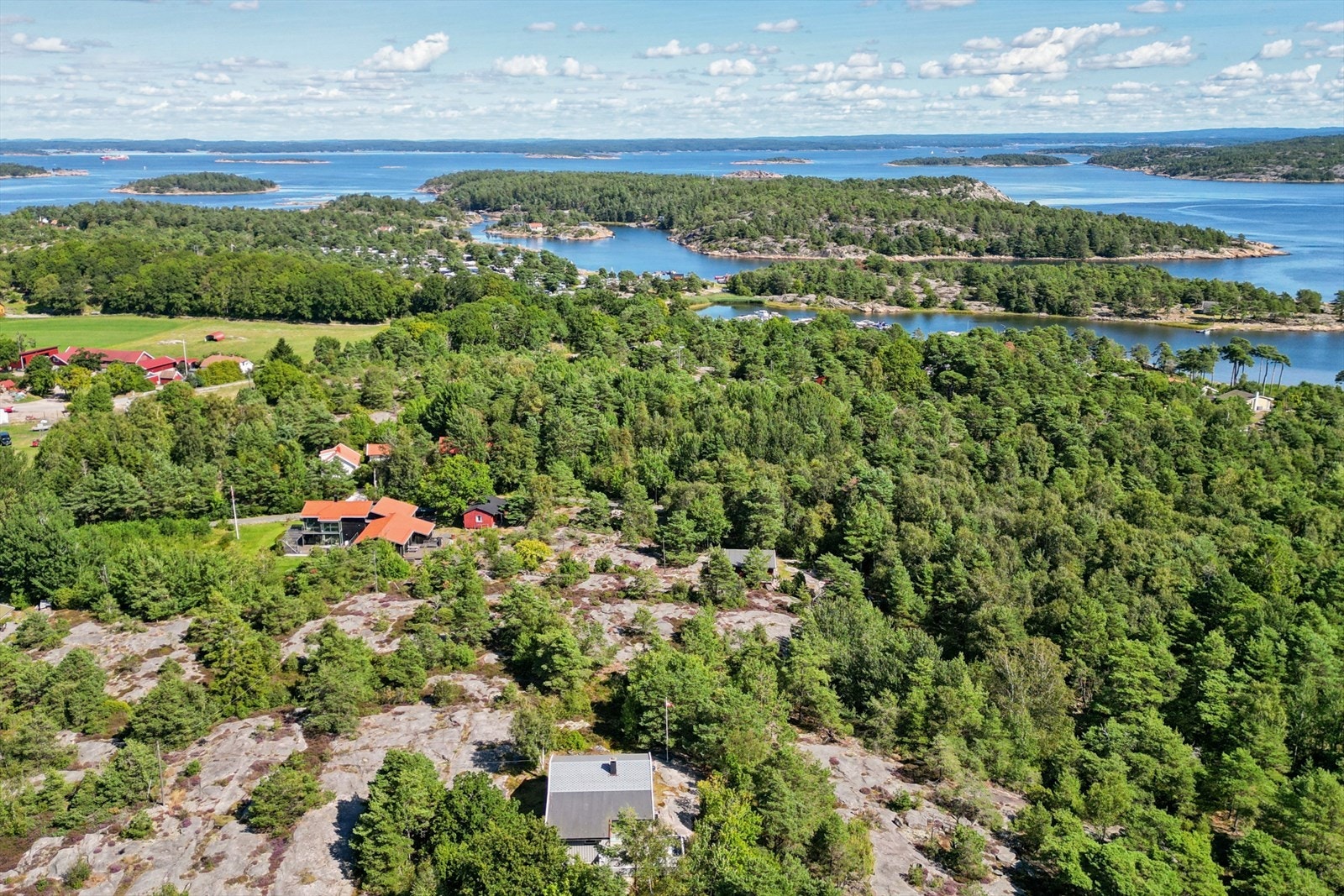 Sjarmerende hytte med en usjenert beliggenhet på en naturtomt på Asmaløy. Galleribilde