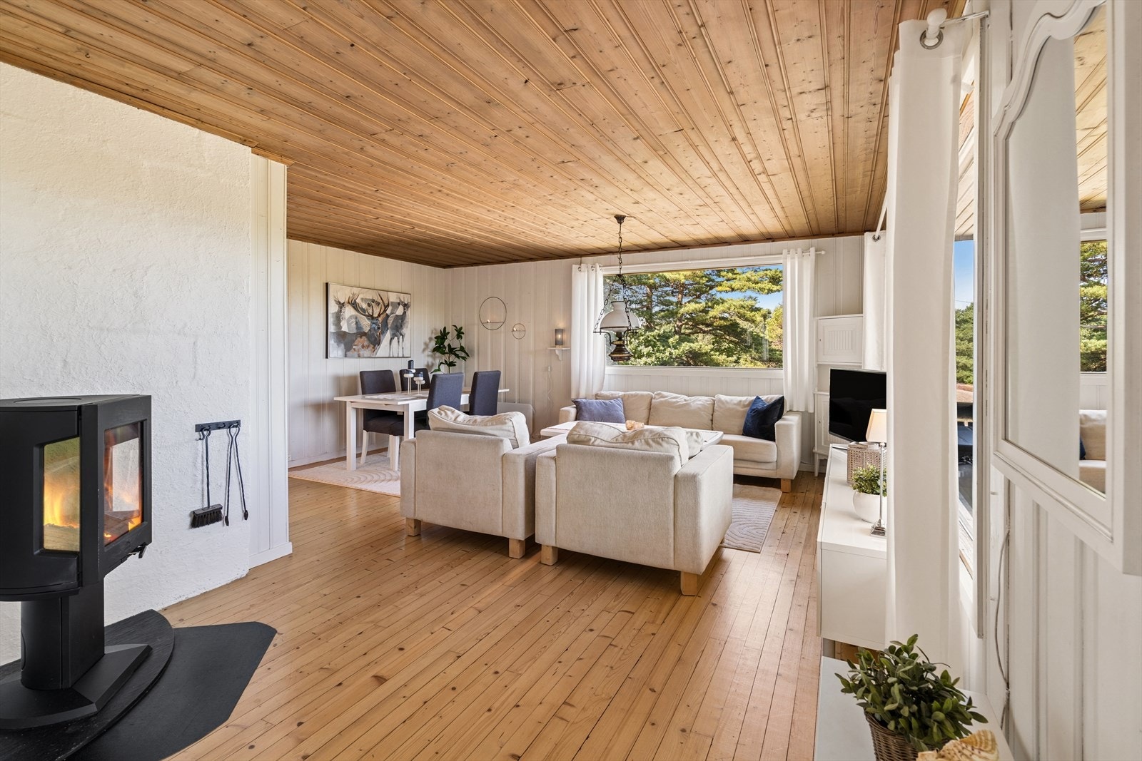 Stuen er møbleringsvennlig med plass til både sofagruppe og spisebord. Galleribilde