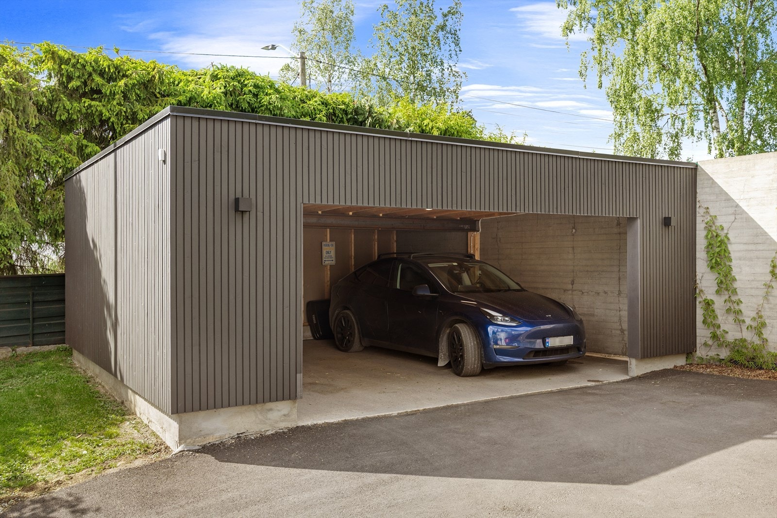 Svært gode parkeringsmuligheter på egen eiendom. Galleribilde
