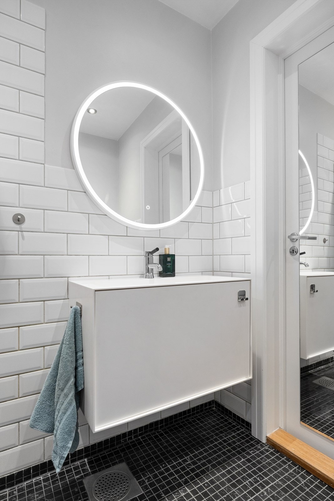Badet byr på en praktisk og funksjonell løsning med behagelig komfort. Galleribilde
