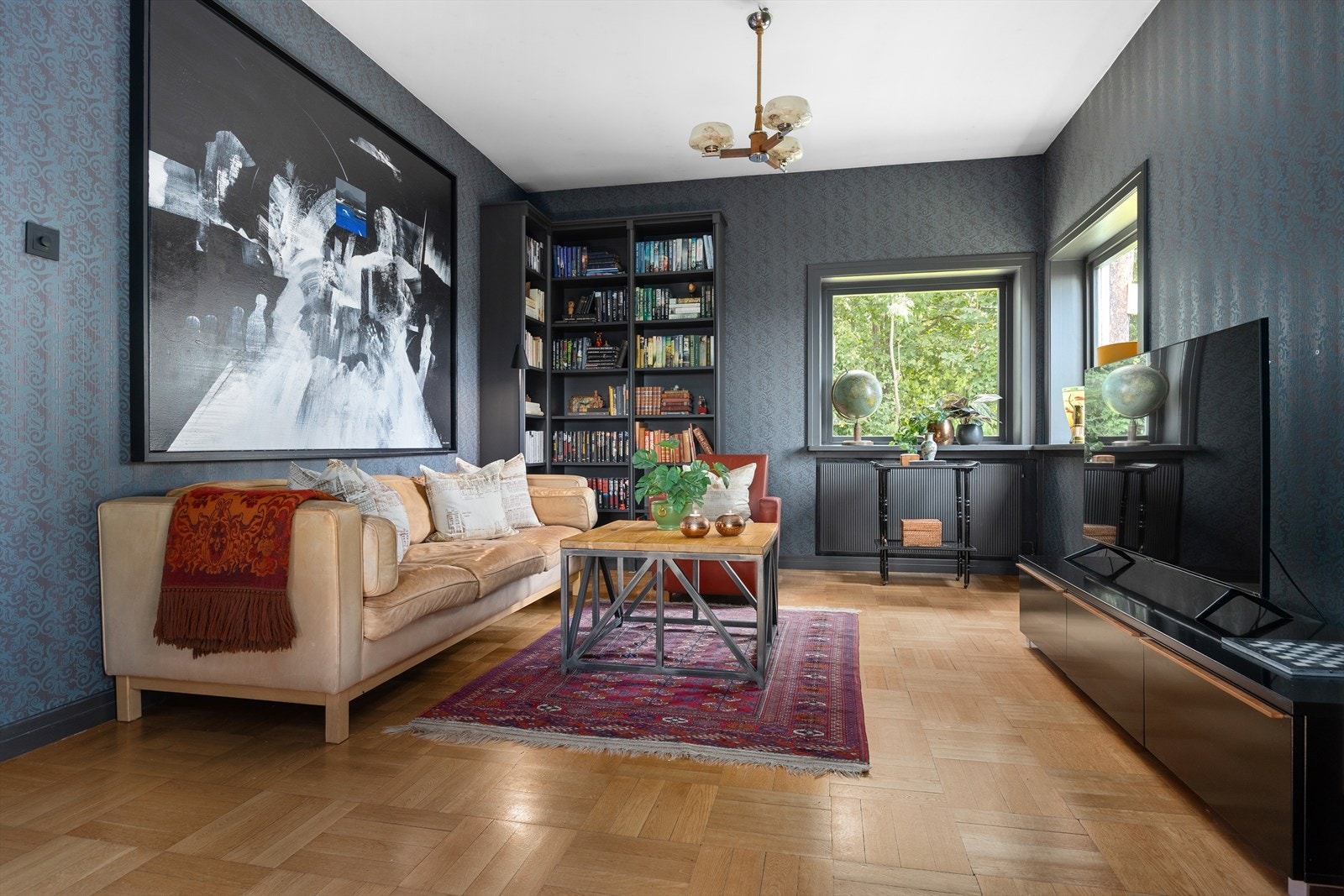 Boligen har også tv-stue/bibliotek. Galleribilde