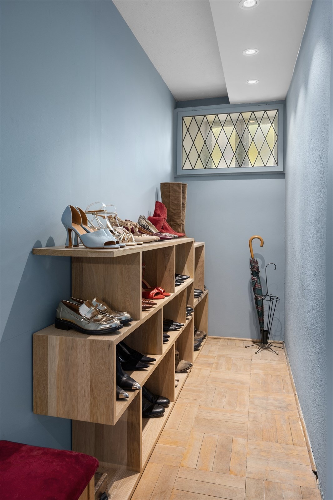 I tillegg til praktiske boder har selger hatt eget romt for oppbevaring av sko. Galleribilde