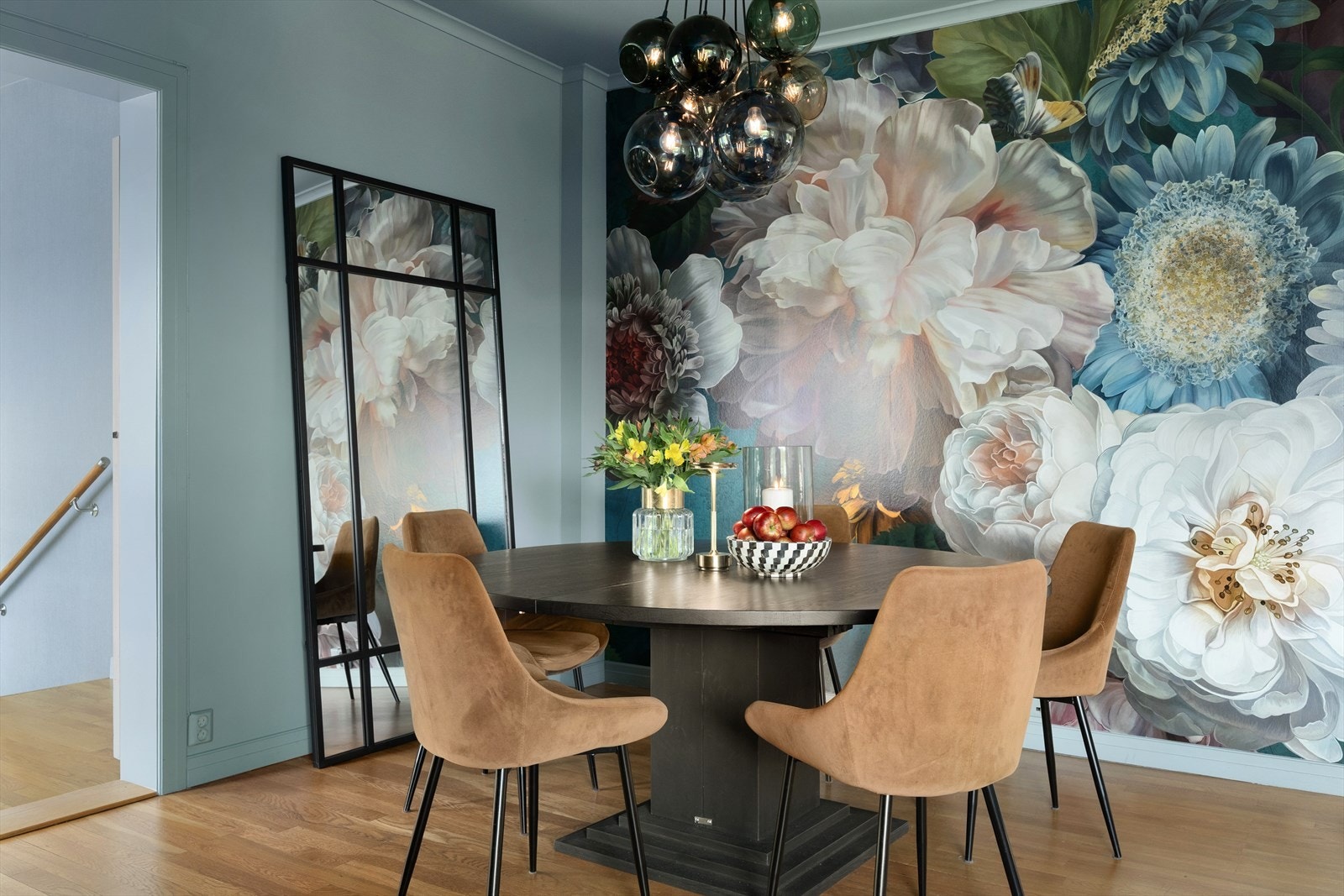 Boligen fremstår tidsriktig og moderne med flotte fargevalg. Galleribilde