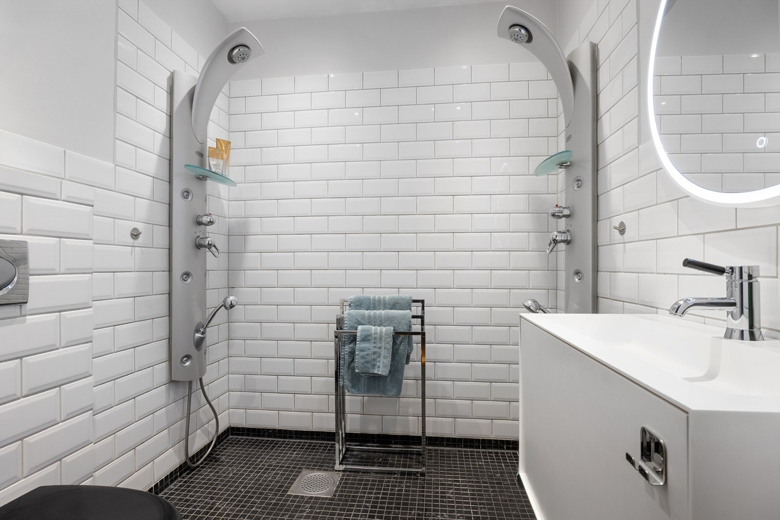 Delikat bad i 1. etasje, oppgradert i 2017. Badet har to dusjsoner, vegghengt toalett, servant med underskap og speil. Galleribilde