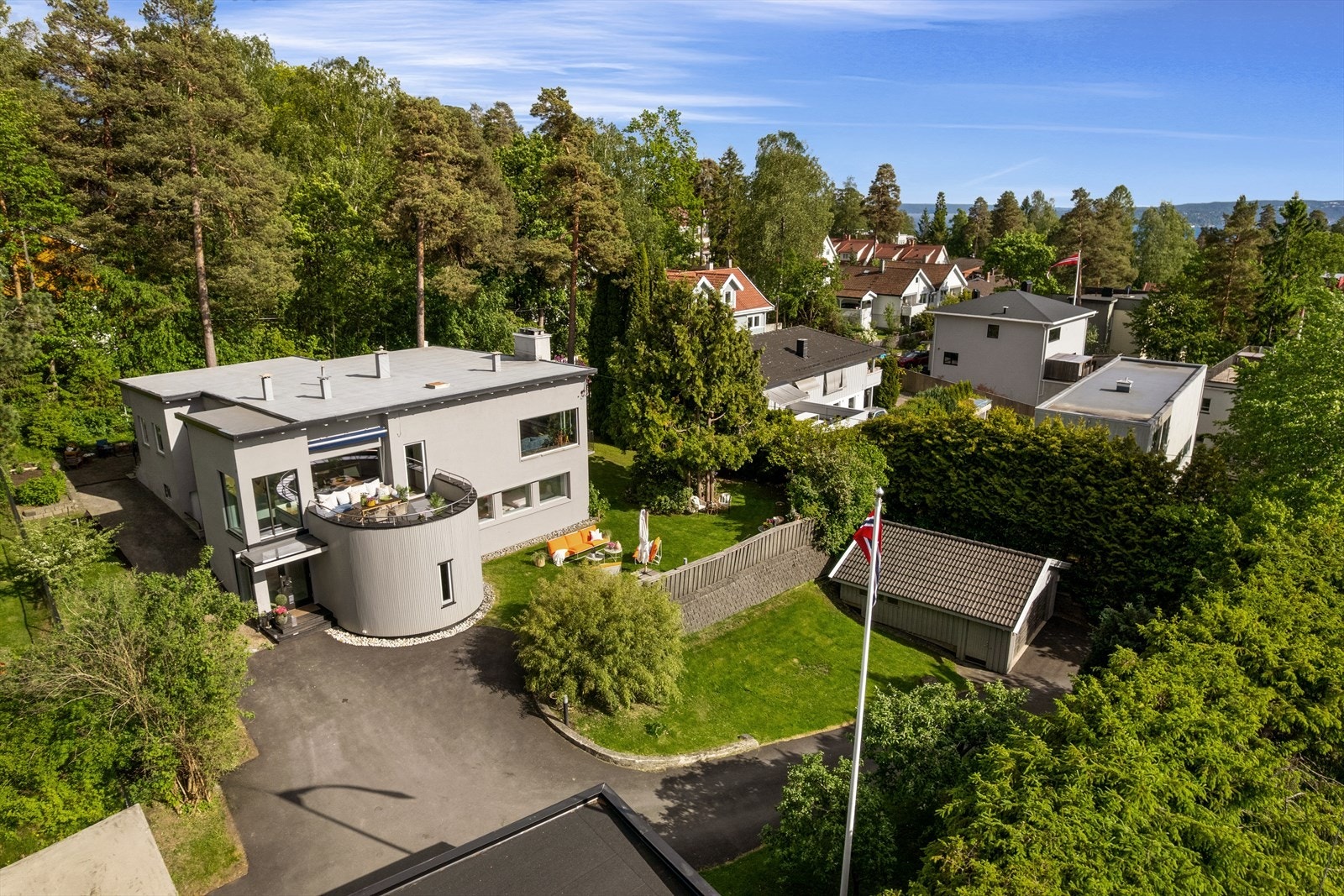 Herlige uteområder med gode solforhold og plass til både lek, avslapning og hyggelige sammenkomster. Galleribilde