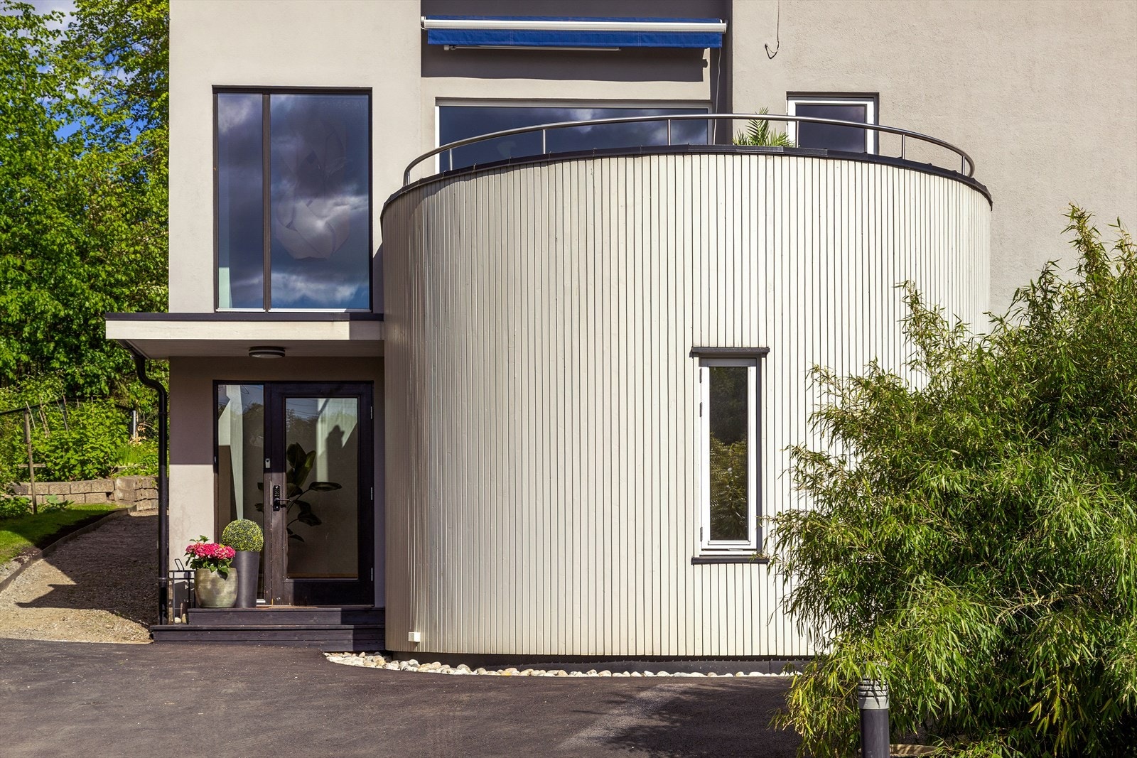 Arkitekt Trygve Sundt har tegnet påbygg/endring av front/ inngangsparti. Galleribilde