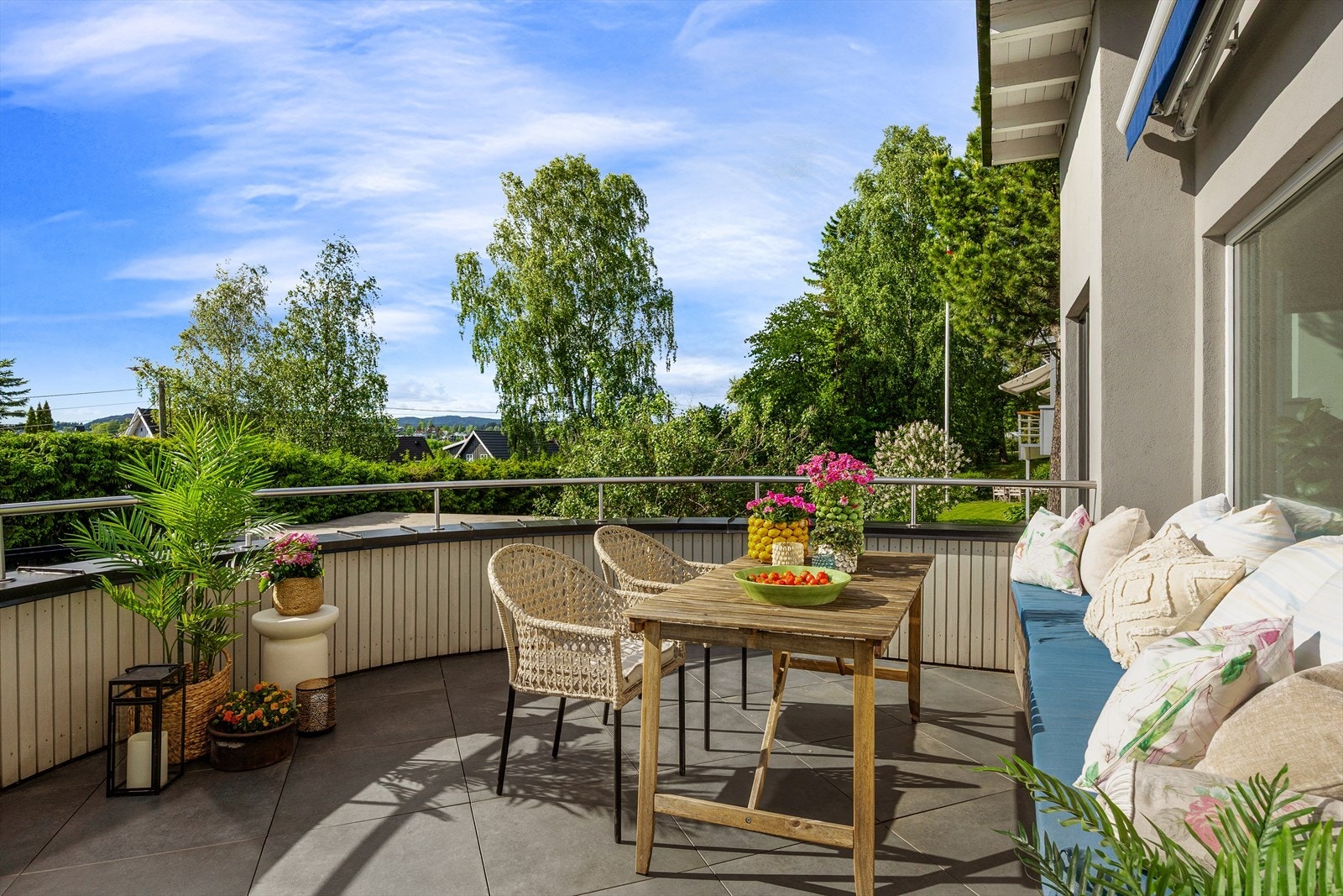 Balkong på 14 m² med plass til romslig sittegruppe. Galleribilde