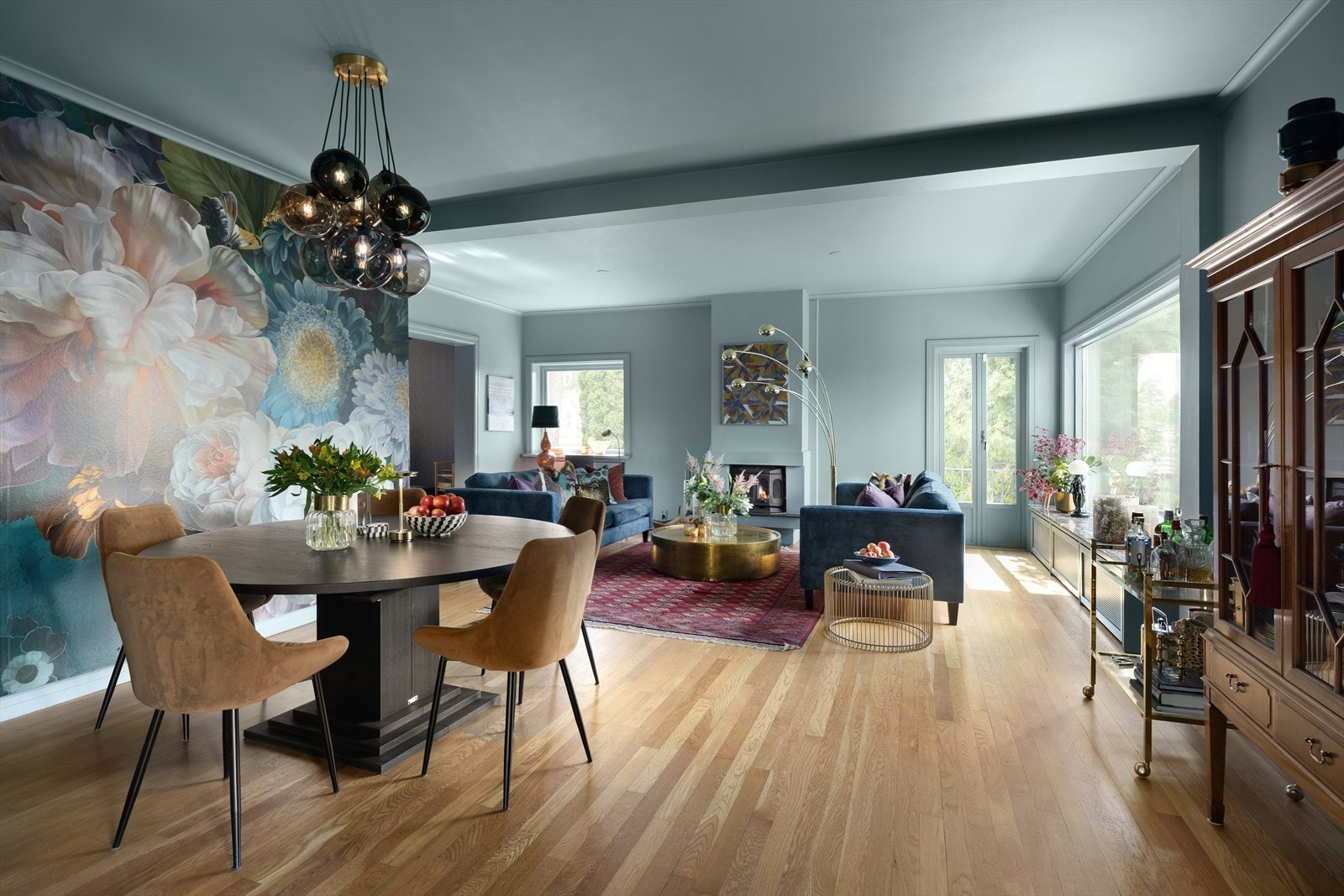 Den store stuen har god plass til flere soner. Utgang til fransk balkong i stuen. Galleribilde