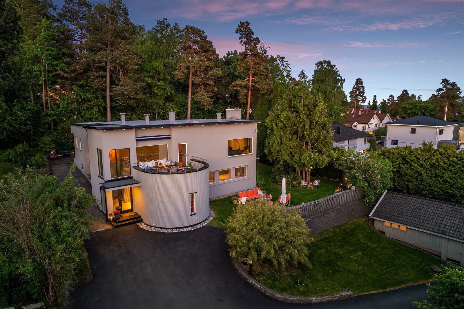 Velkommen til Vækerøveien 101 presentert av Peter Björklund ved Nordvik Bygdøy Allé. Foto: Eiendomsfoto AS. Galleribilde